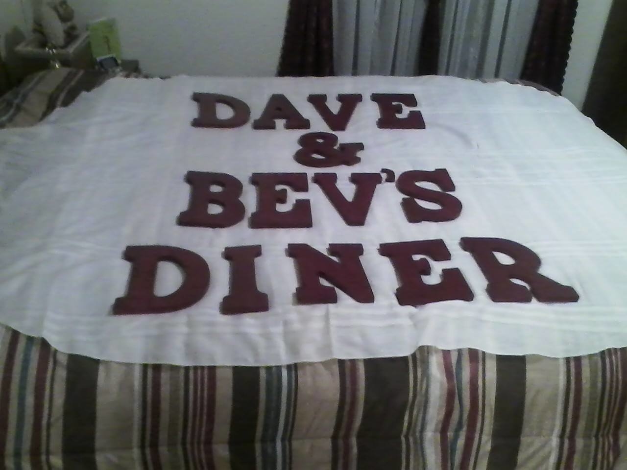 Dave &amp; Bev's Diner Logo