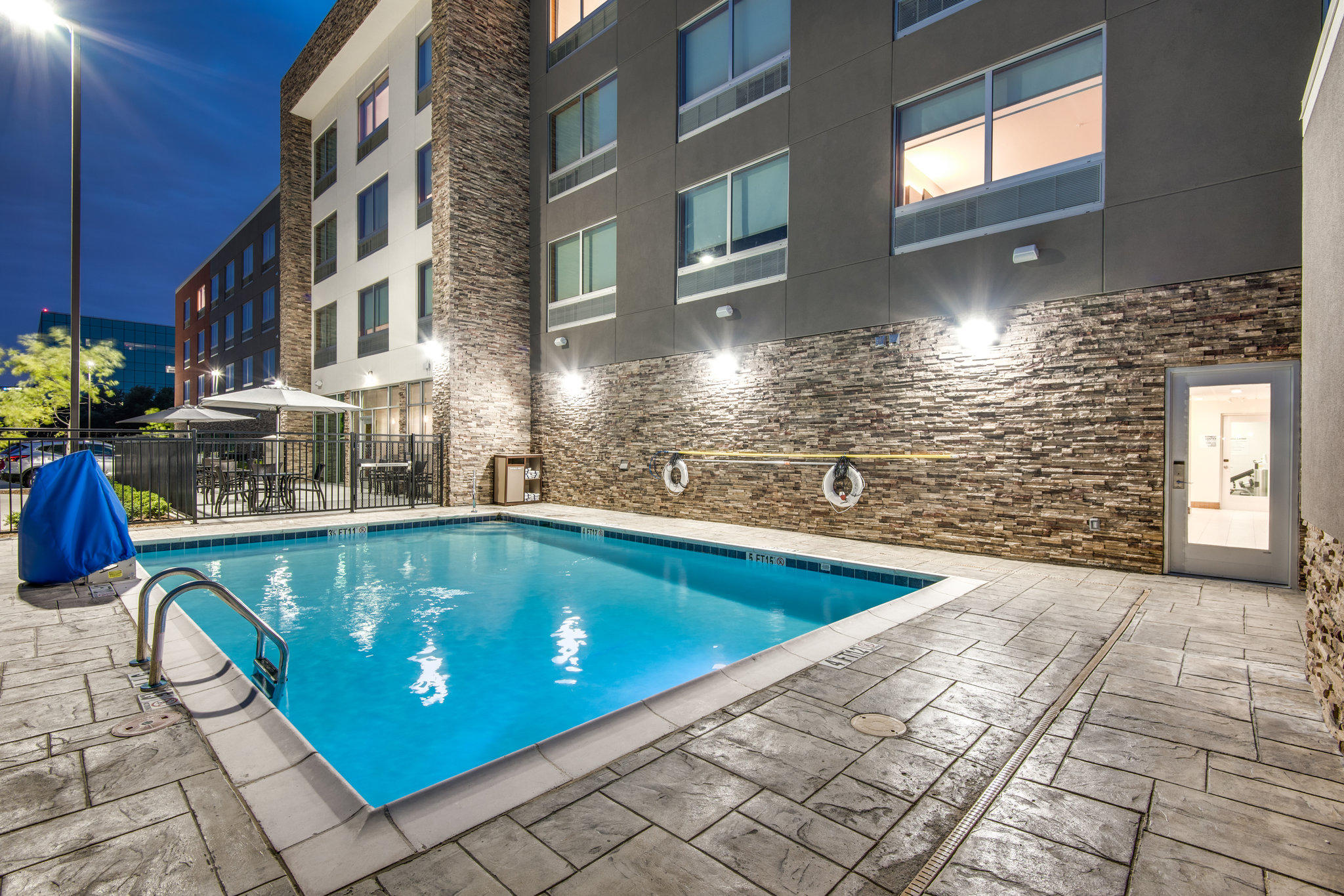 Holiday Inn Express & Suites Dallas North - Addison Photo