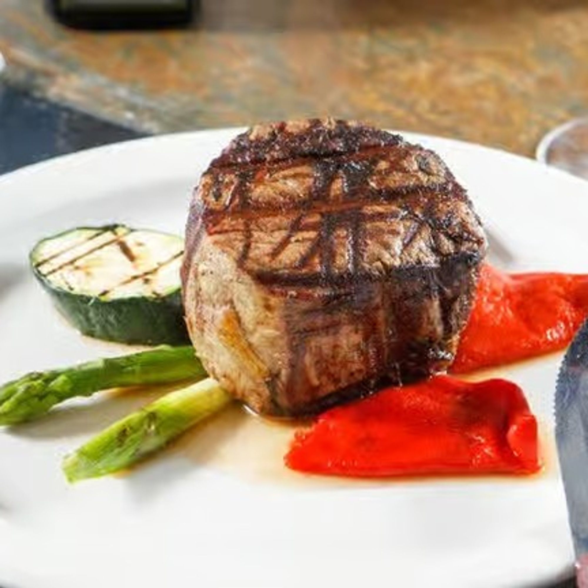 Medallon De Lomo Argentino 10 Oz a La Parrilla Con Vegetales Grillados