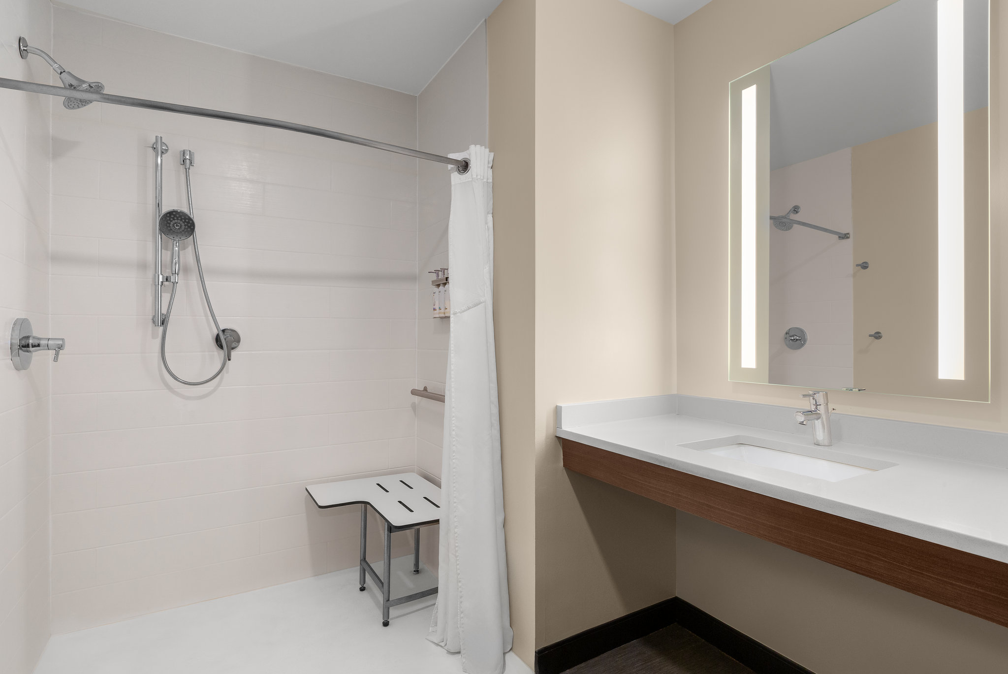 Holiday Inn & Suites Detroit - Troy by IHG Image