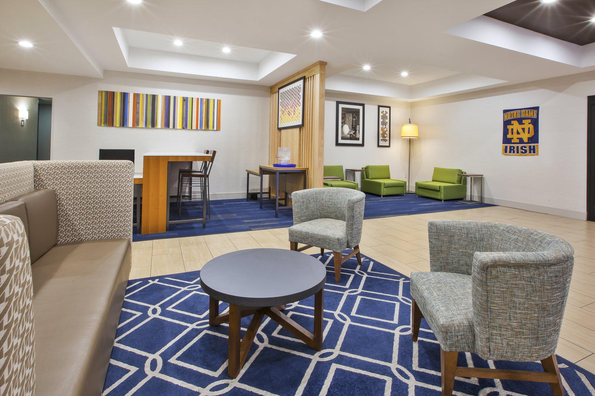 Holiday Inn Express & Suites Niles Photo