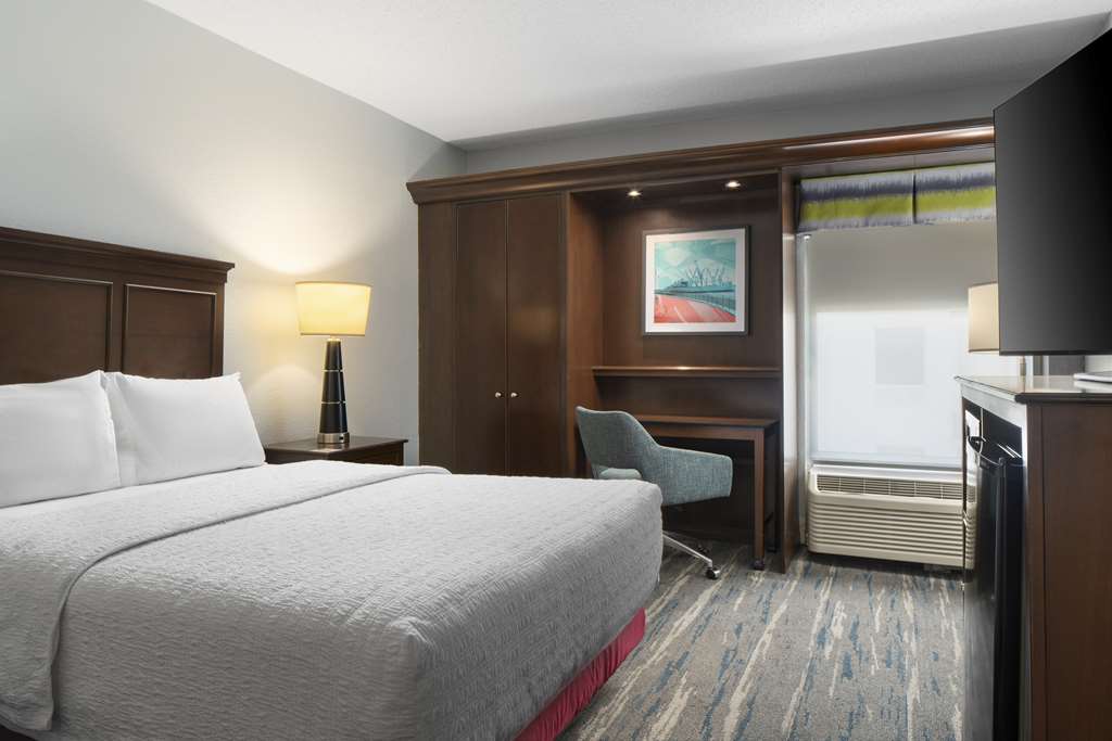 Hampton Inn & Suites Newport News (Oyster Point) Image