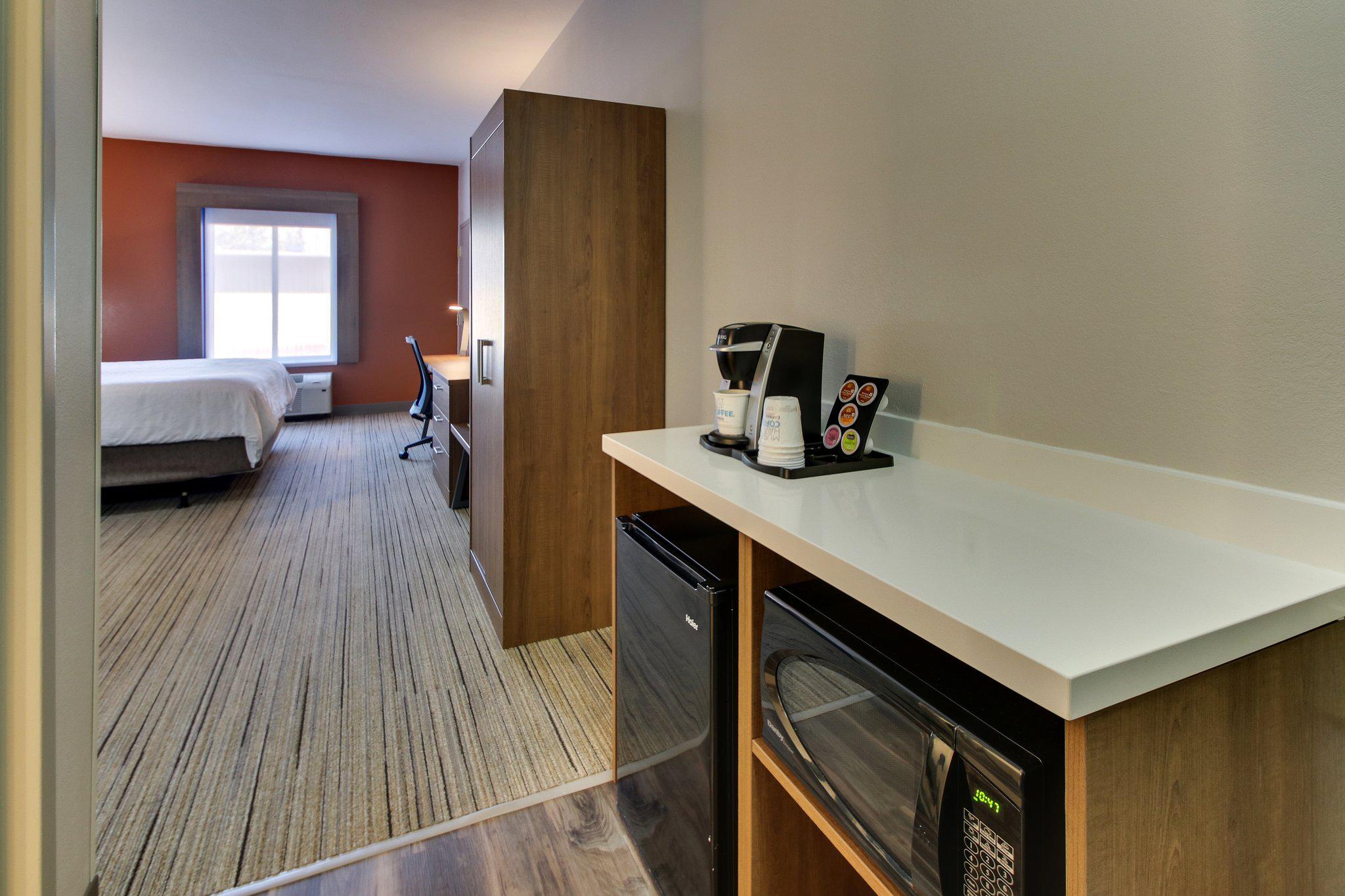 Holiday Inn Express & Suites Atlanta-Emory University Area Photo