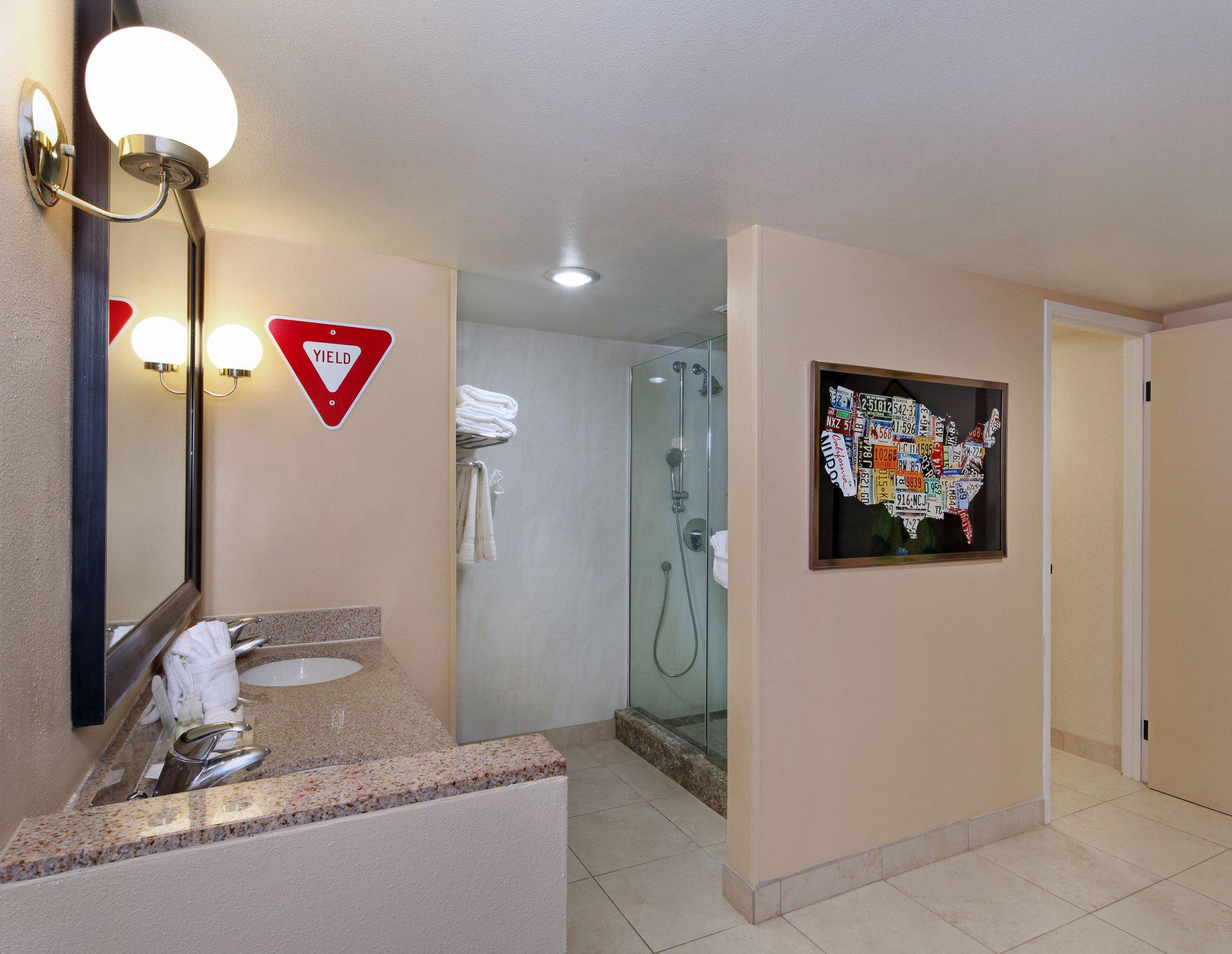 Holiday Inn & Suites Anaheim (1 Blk/Disneyland®) Photo