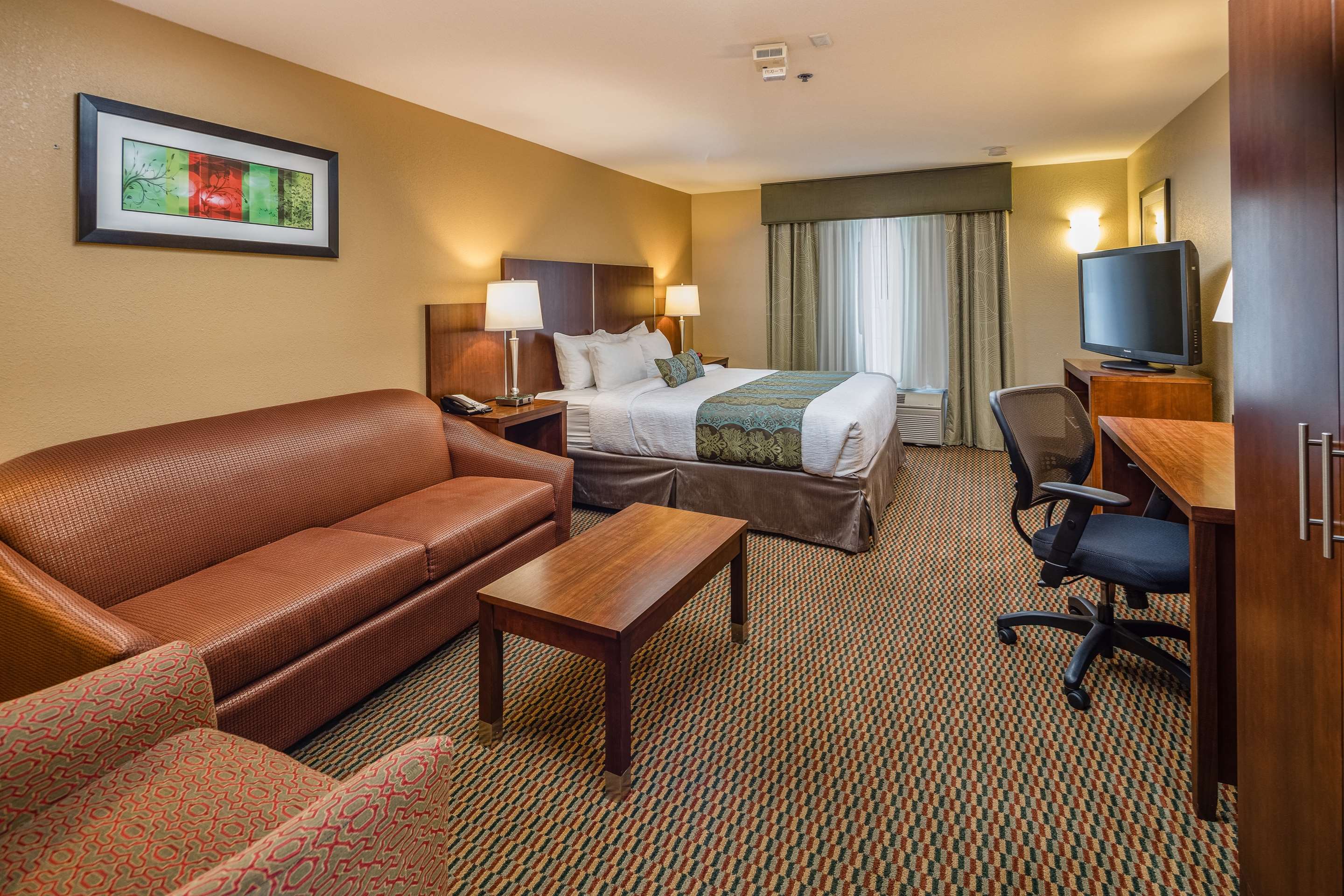 Best Western Plus Airport Inn & Suites Photo