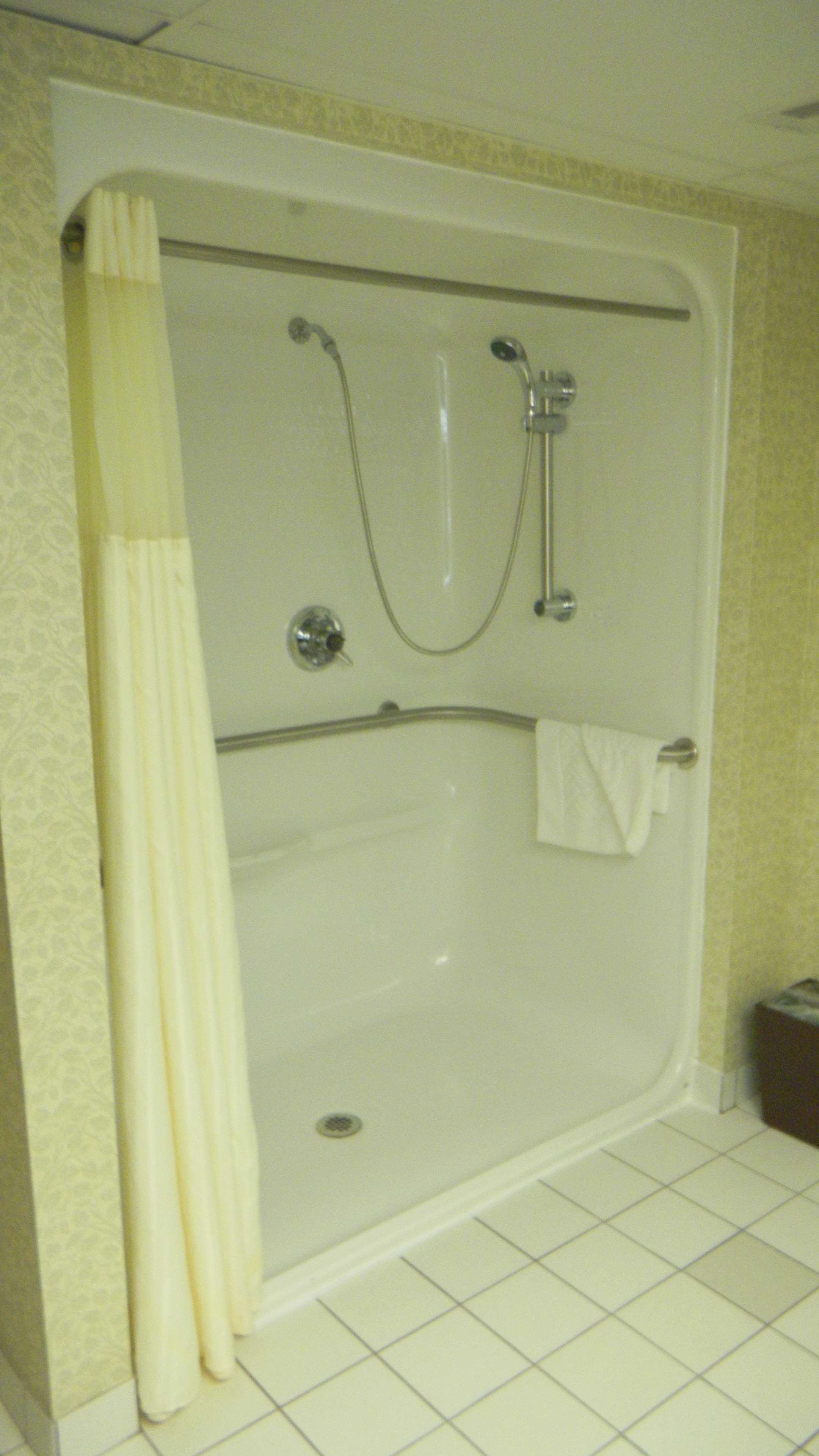 Guest room bath