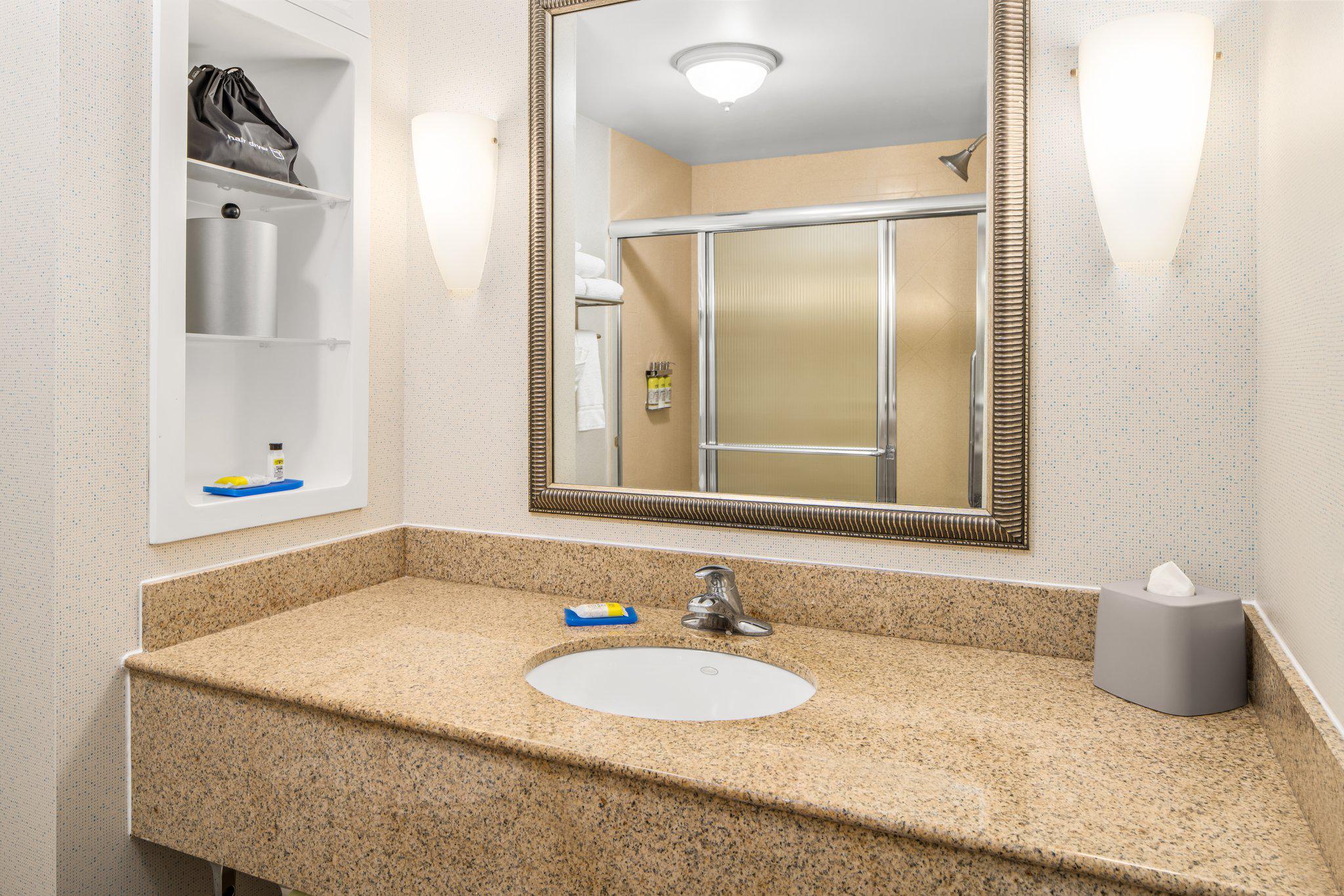 Holiday Inn Express & Suites Wilmington-Newark Photo