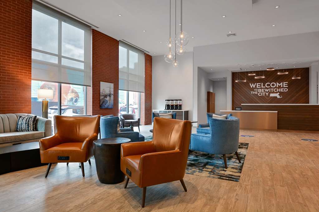 Hampton Inn Salem Boston Image