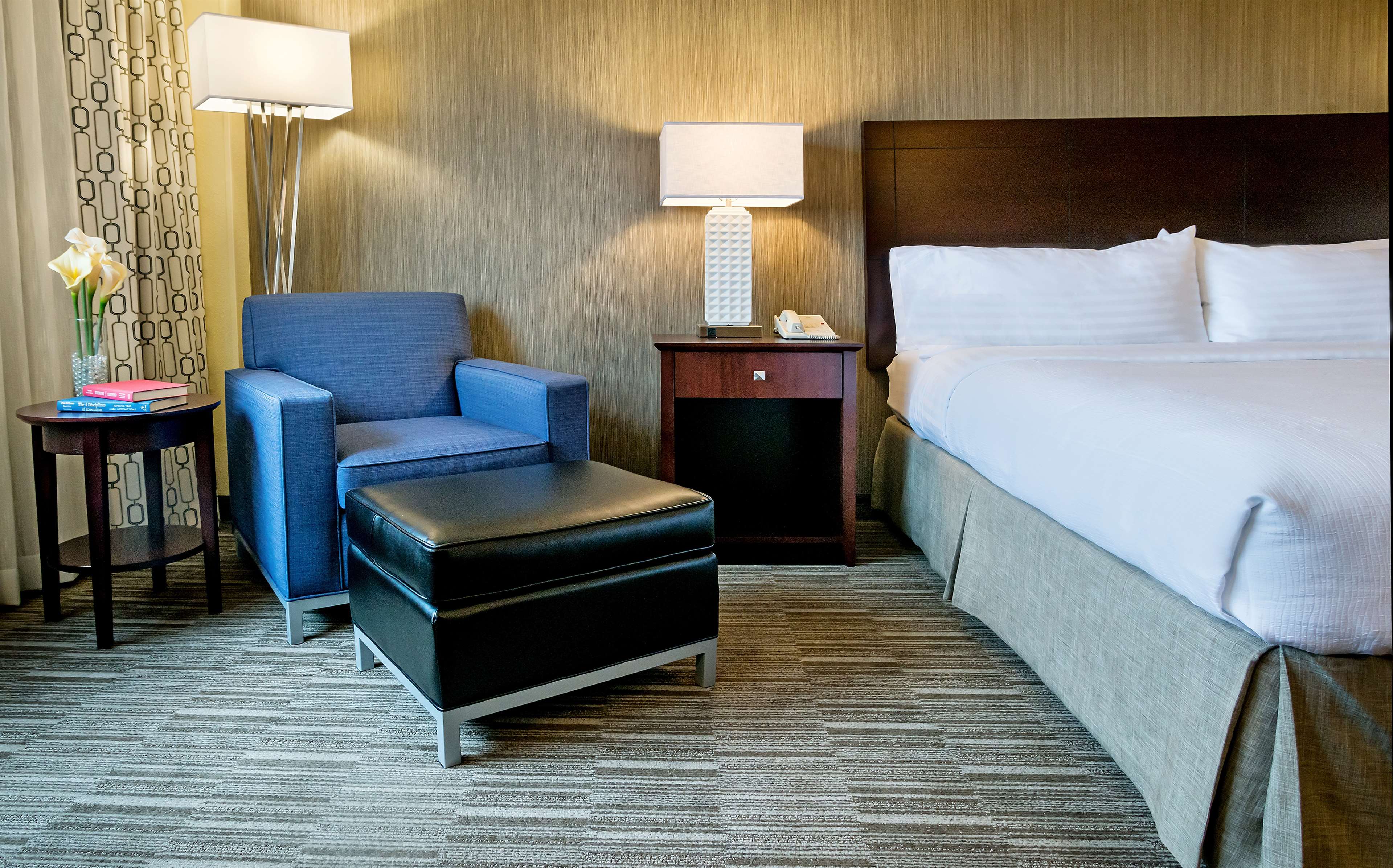 Hilton Nashville Airport Hotel Photo