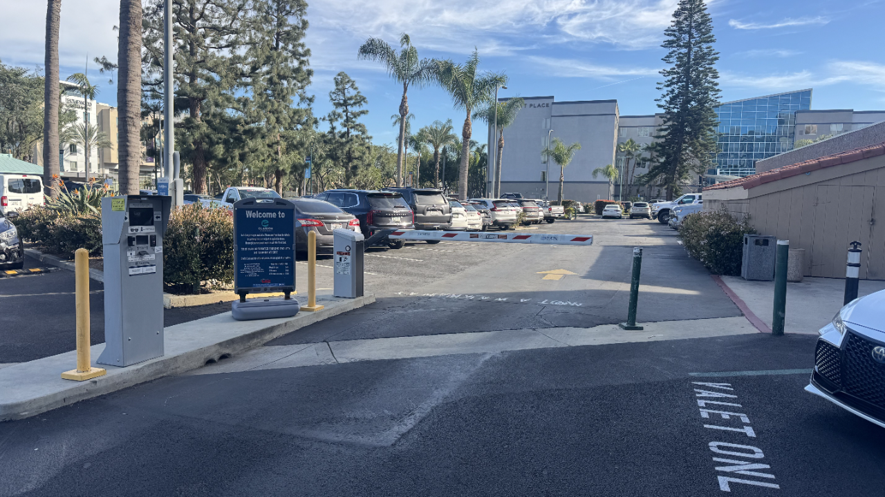 Clarion Hotel - LAZ Parking