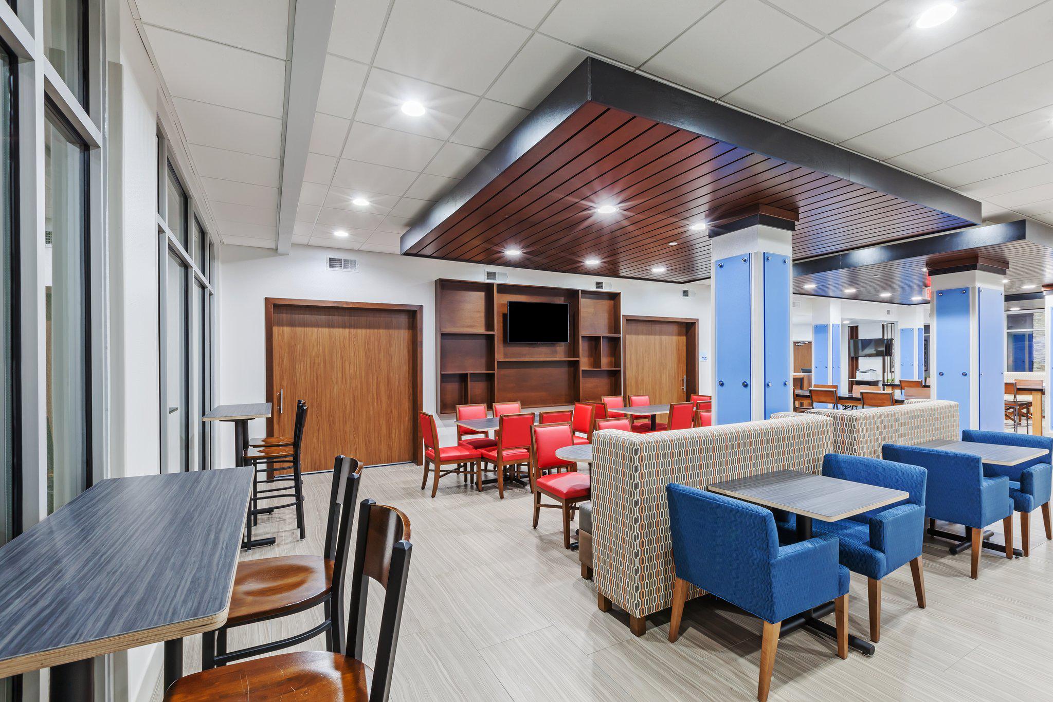 Holiday Inn Express & Suites Coffeyville Photo