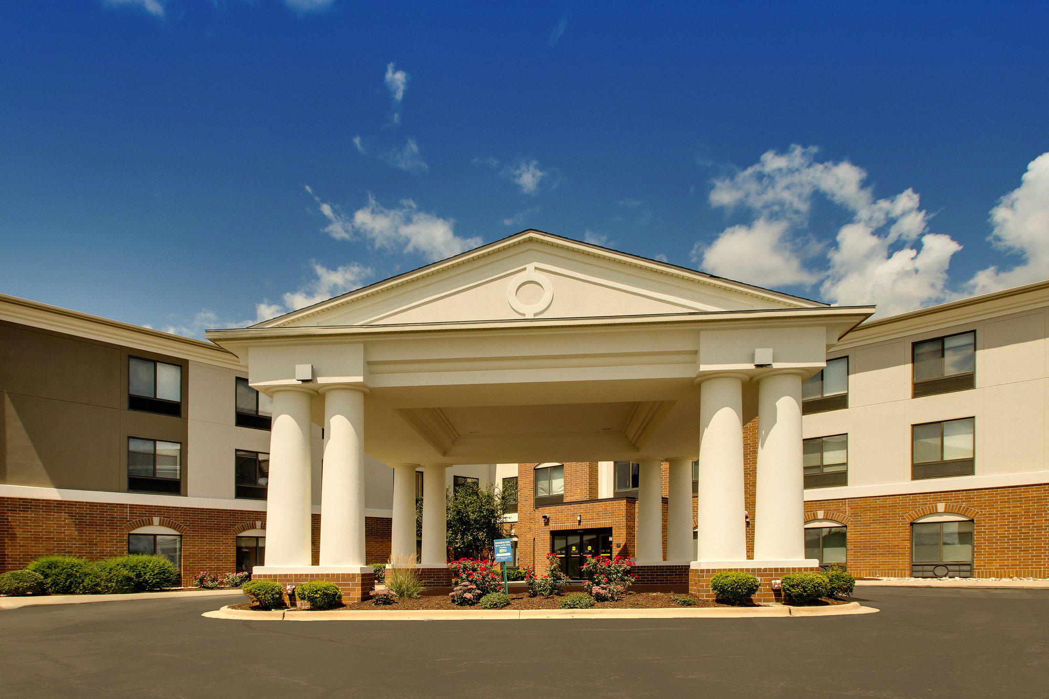 Holiday Inn Express & Suites Morris Photo