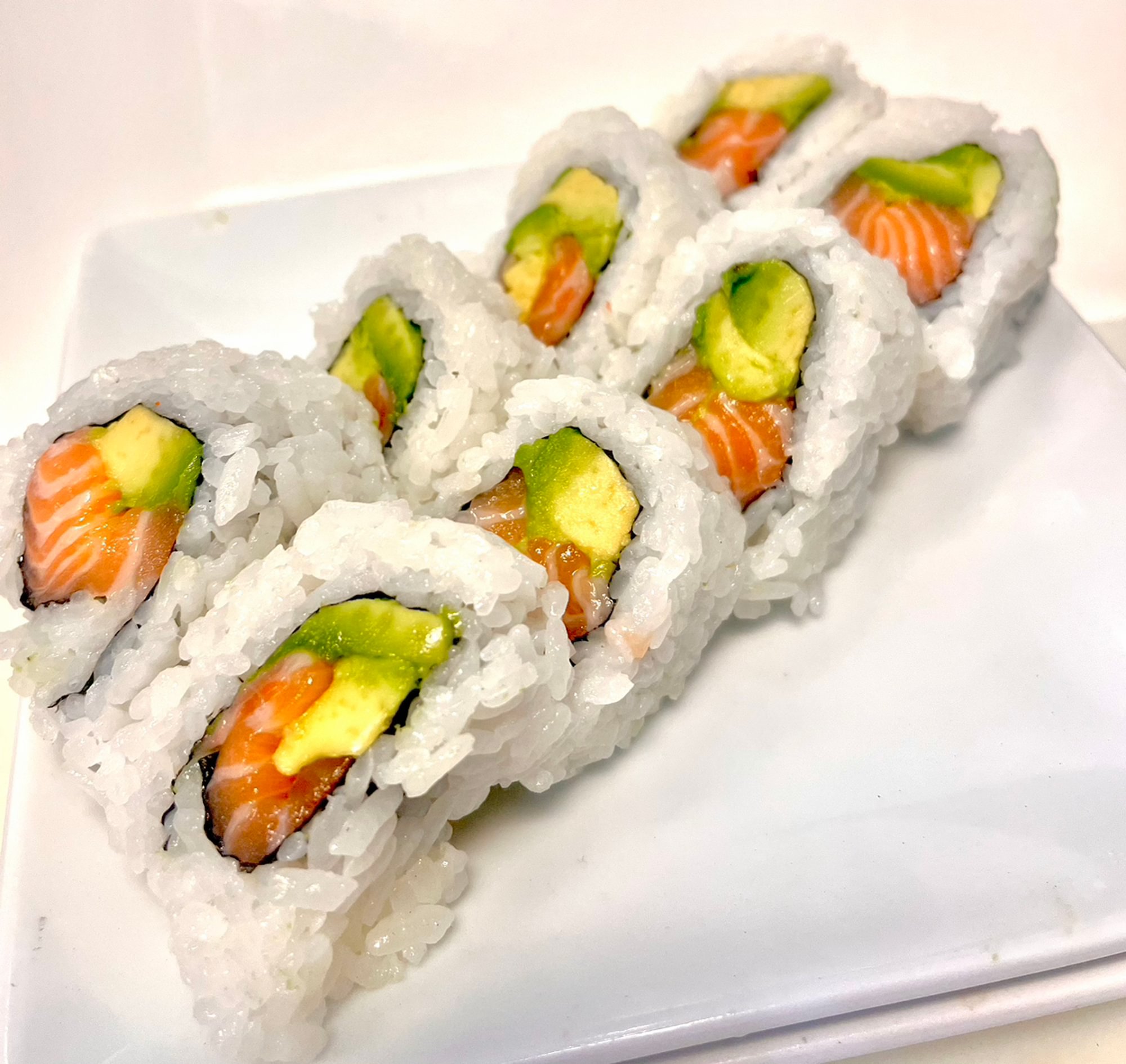 Salmon Avocado Roll (8 Pieces)
