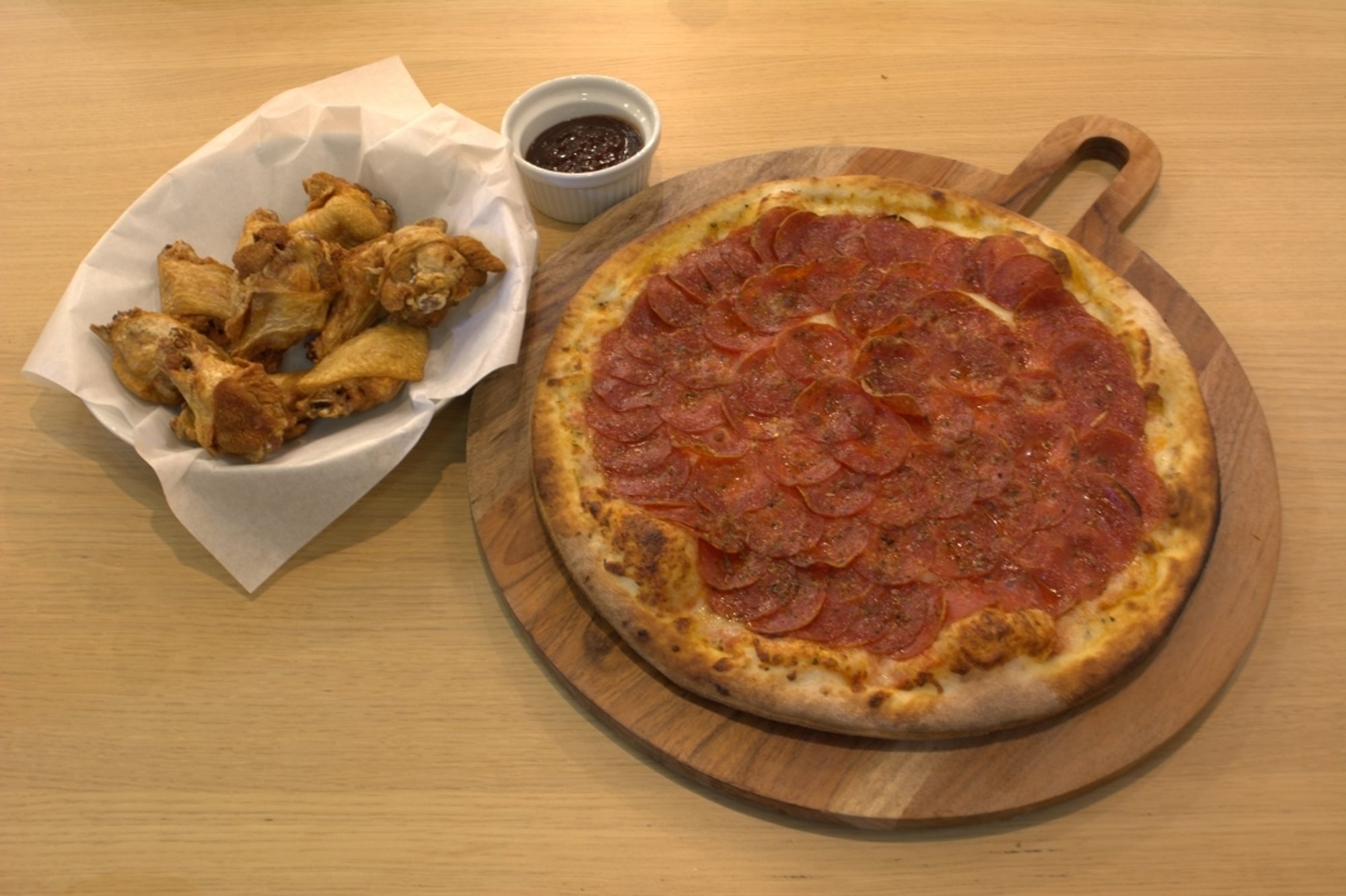 1 medium pizza 12" + 10 wings