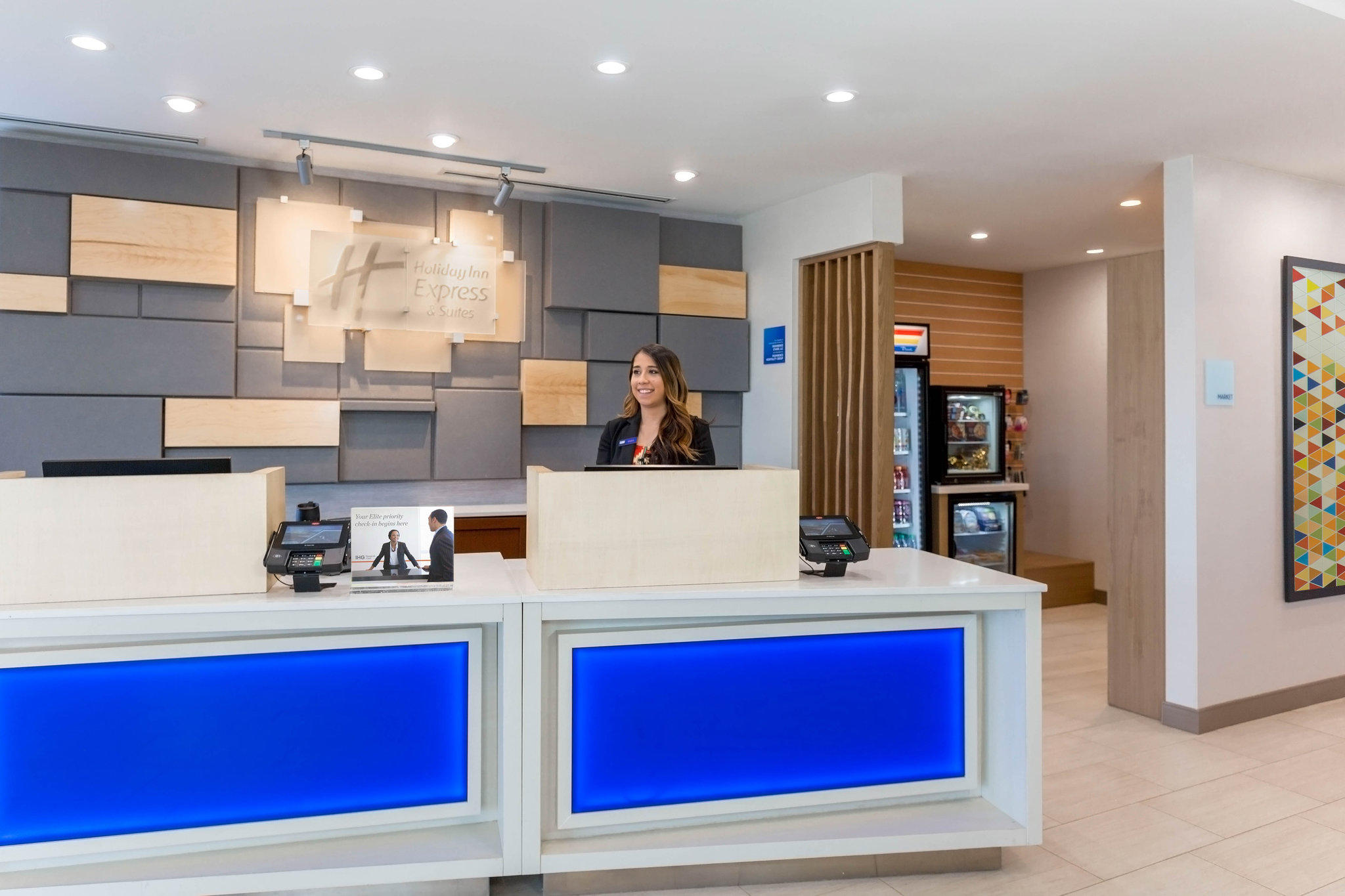 Holiday Inn Express & Suites Chicago O'Hare Airport Photo