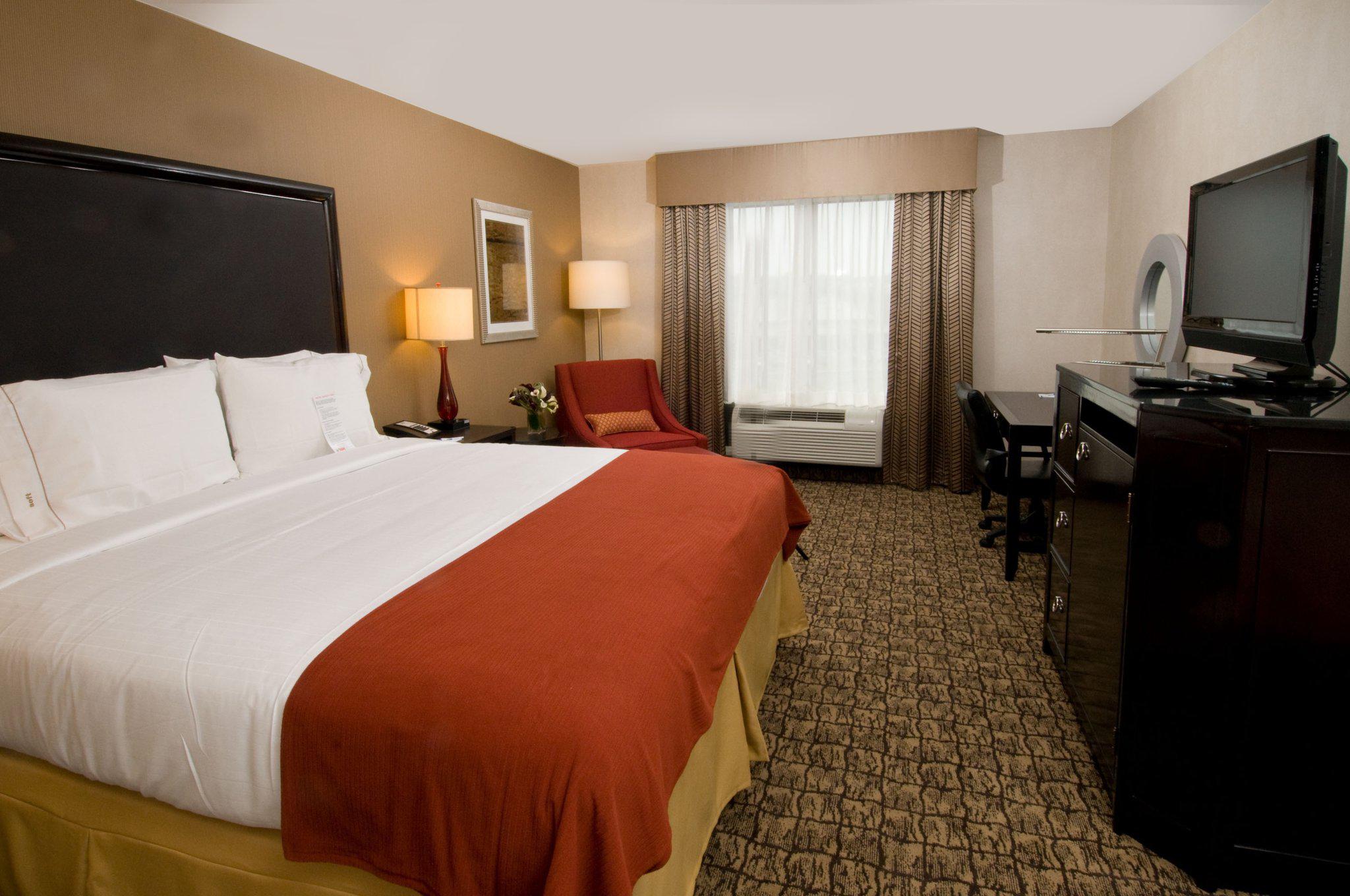 Holiday Inn Express & Suites Alexandria - Fort Belvoir Photo