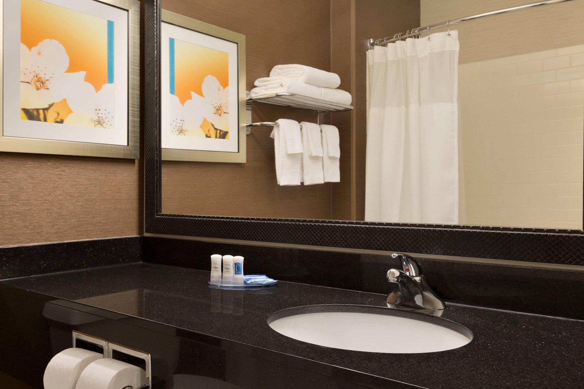 Fairfield Inn & Suites by Marriott Bismarck North Photo