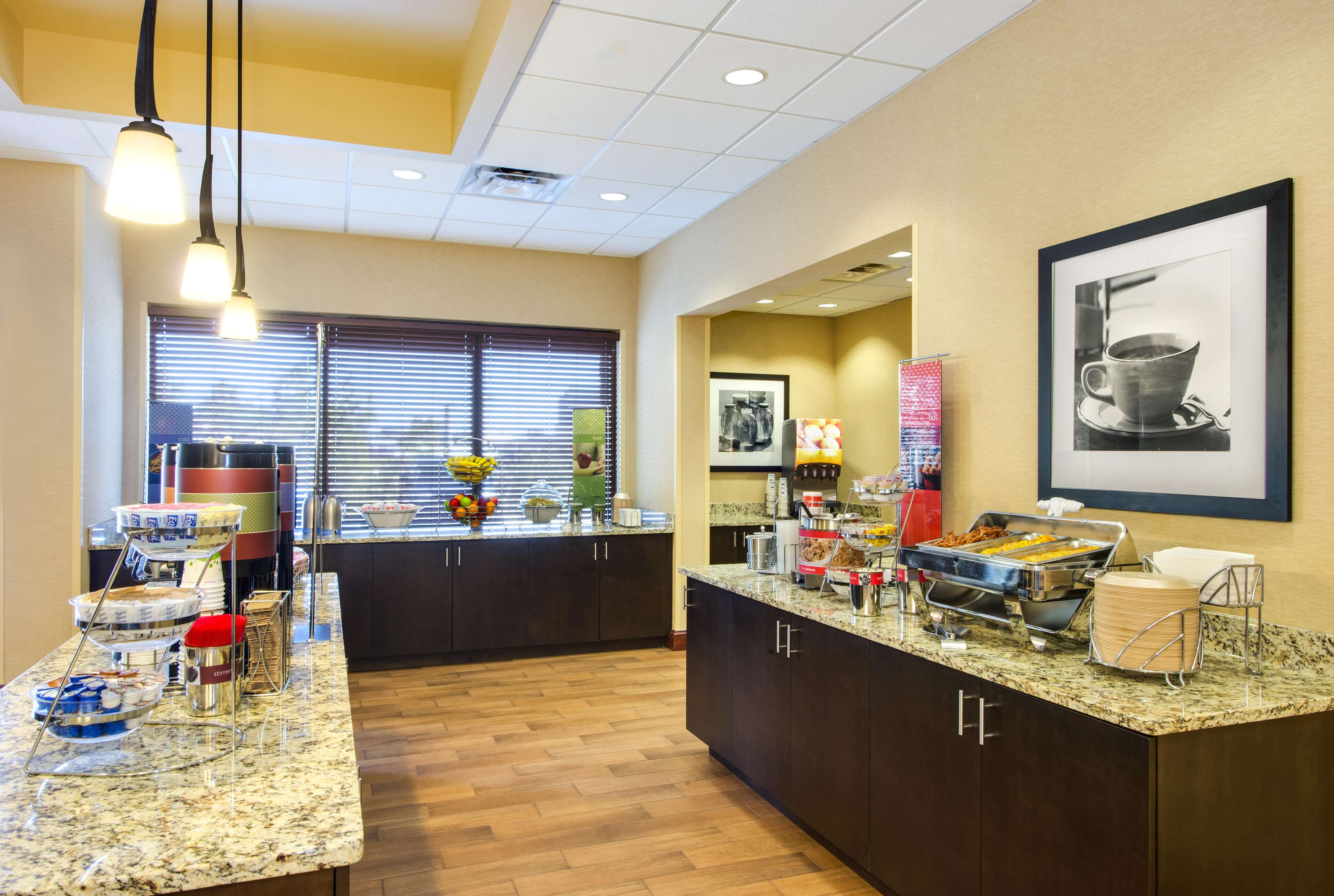 Hampton Inn & Suites Atlanta-Galleria Photo