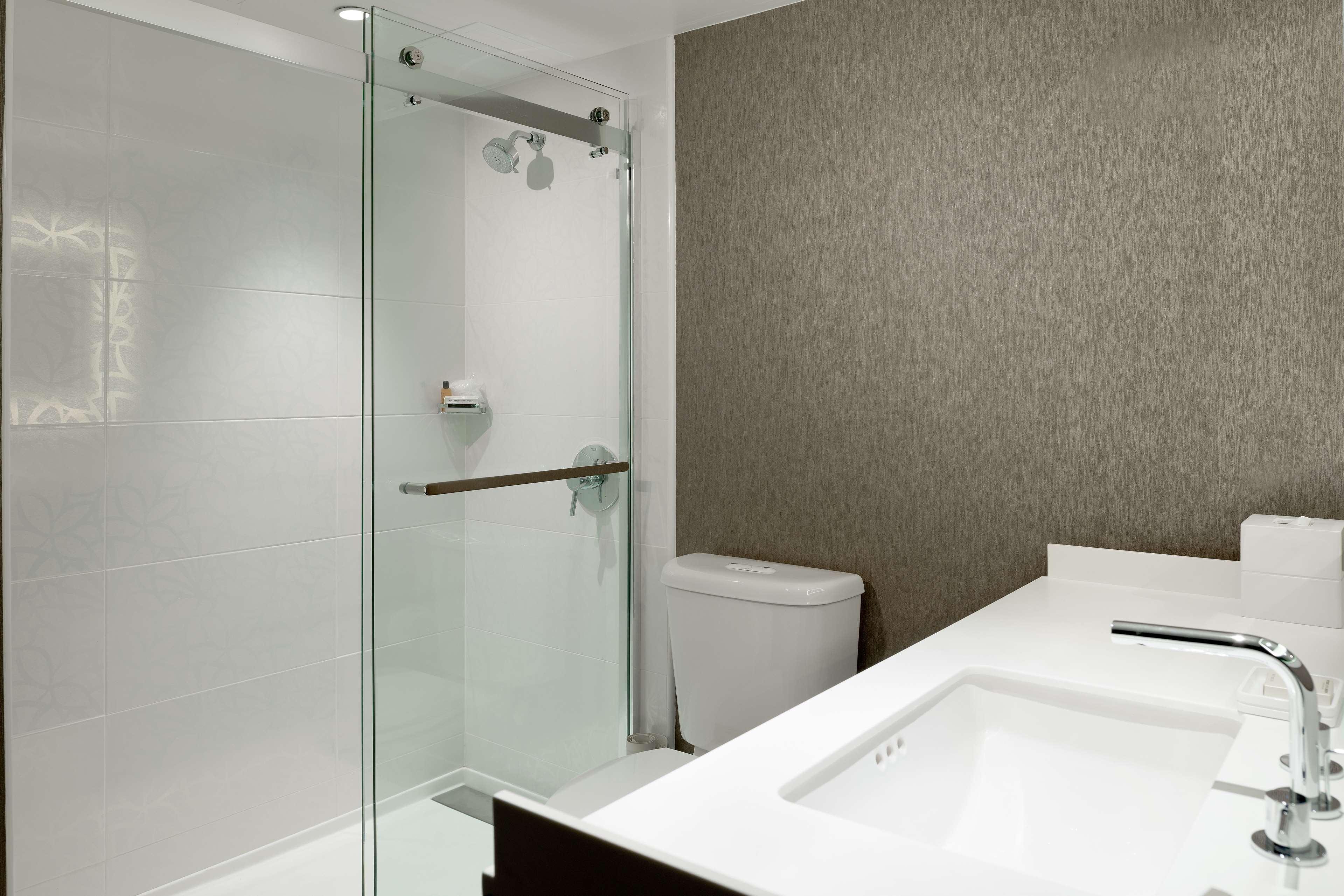 Guest room bath