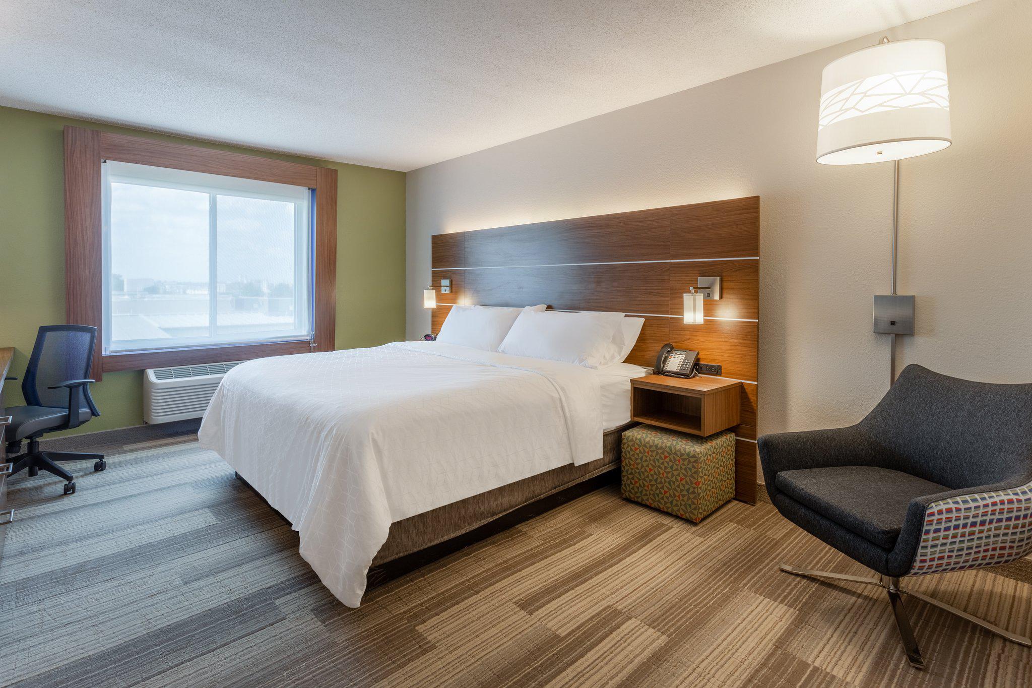 Holiday Inn Express & Suites Burlington Photo