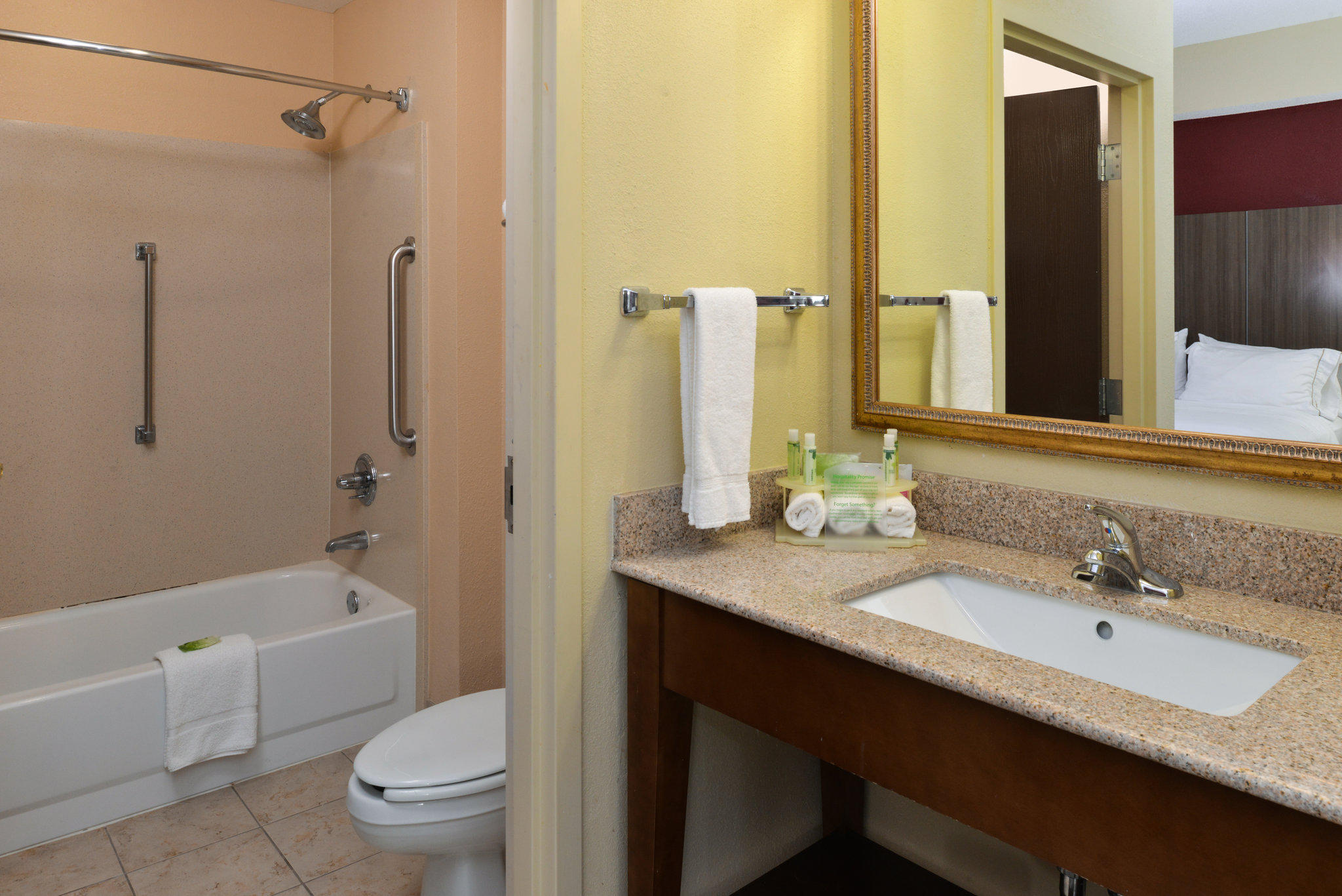 Holiday Inn Express & Suites Ridgeland - Jackson North Area Photo