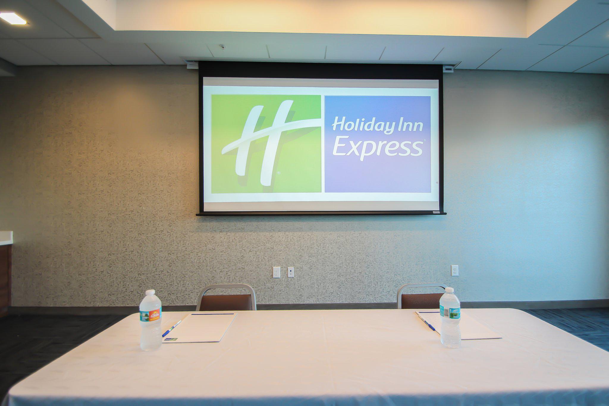 Holiday Inn Express & Suites Miami Airport East Photo