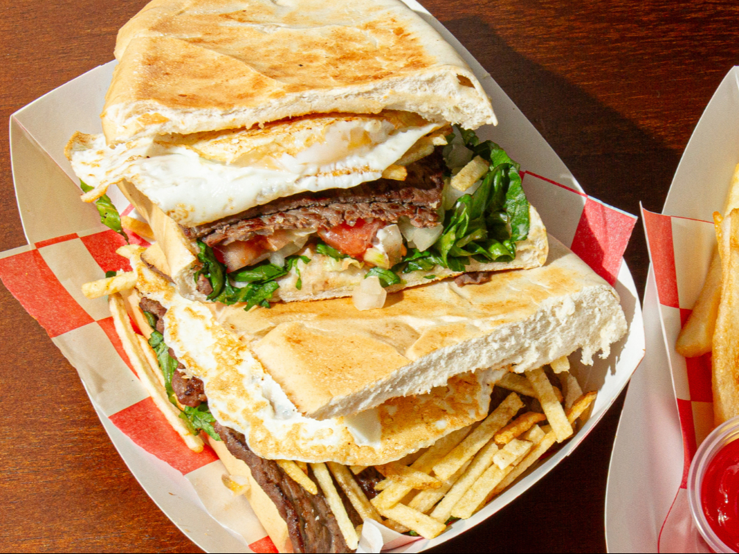 Pan con Bistec a Caballo