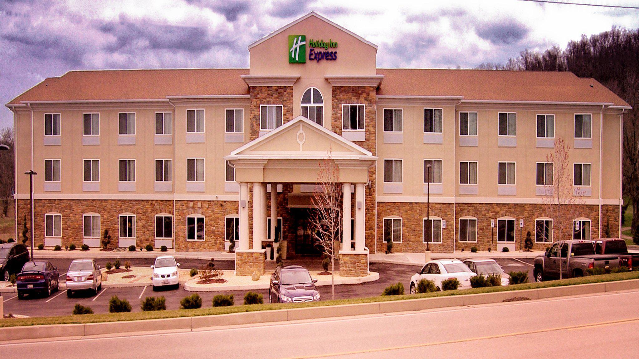 Holiday Inn Express & Suites Belle Vernon Photo