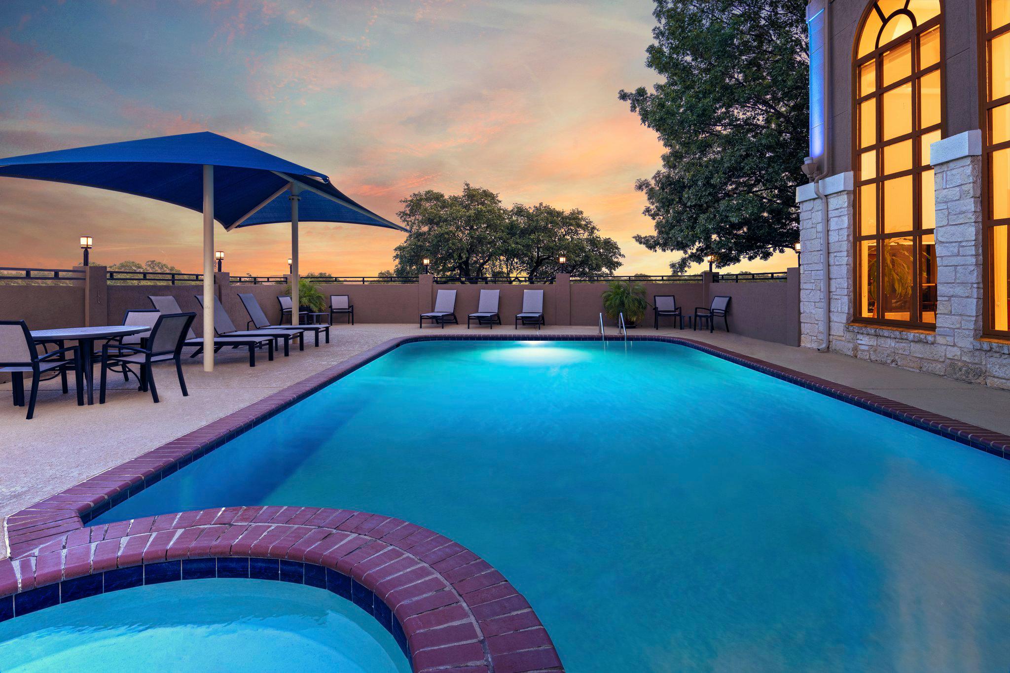 Holiday Inn Express & Suites Cedar Park (NW Austin) Photo