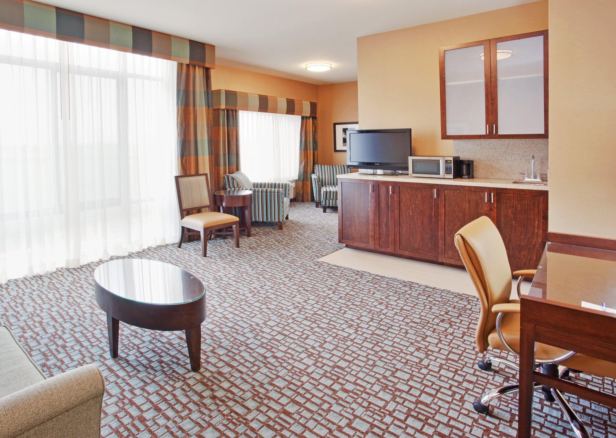 Holiday Inn Express & Suites Salinas Photo