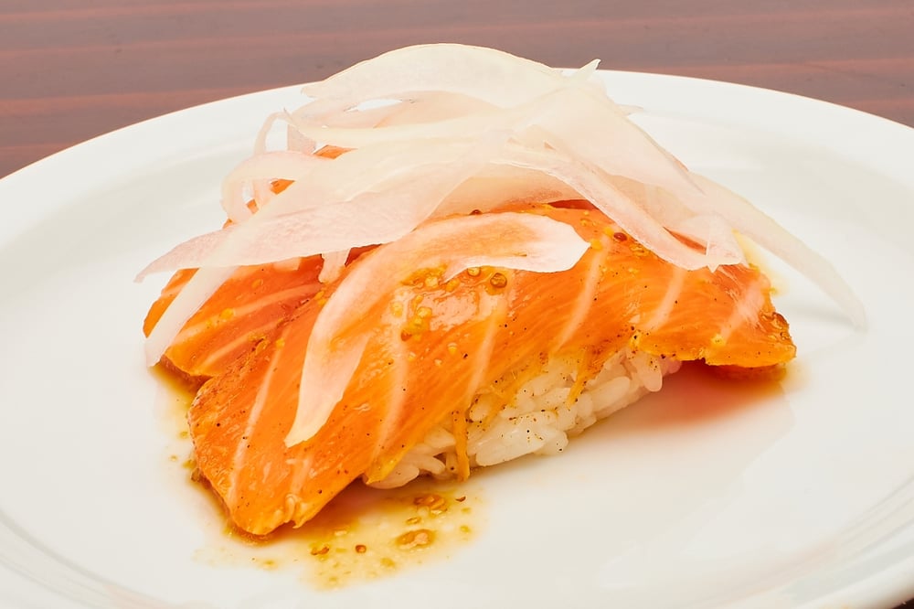 Peppered Salmon with Fresh Onion