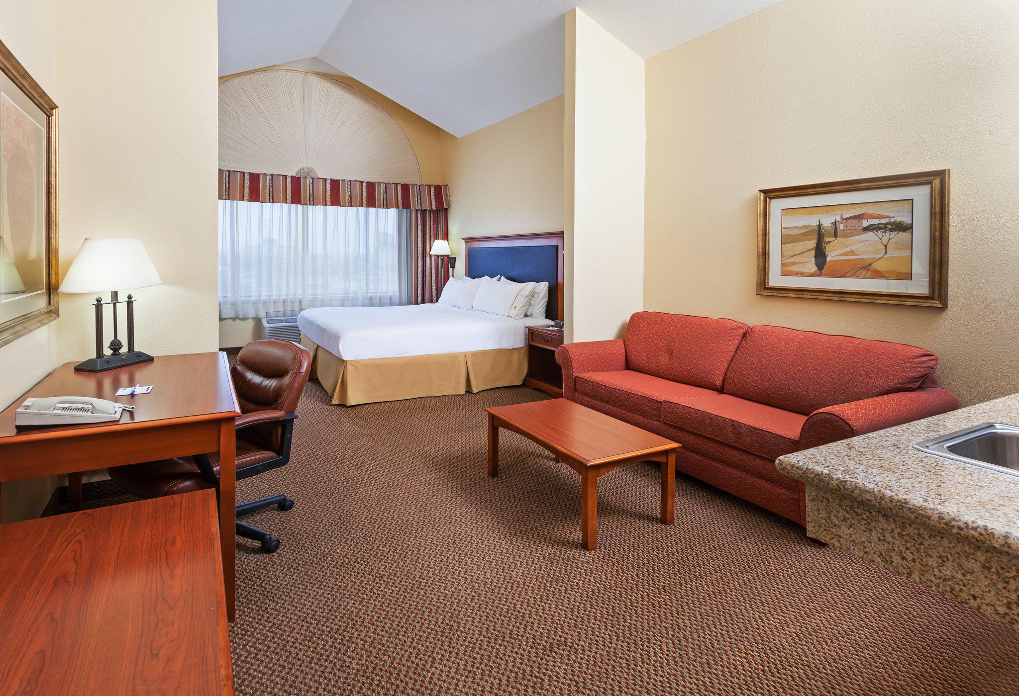 Holiday Inn Express & Suites Laredo-Event Center Area Photo