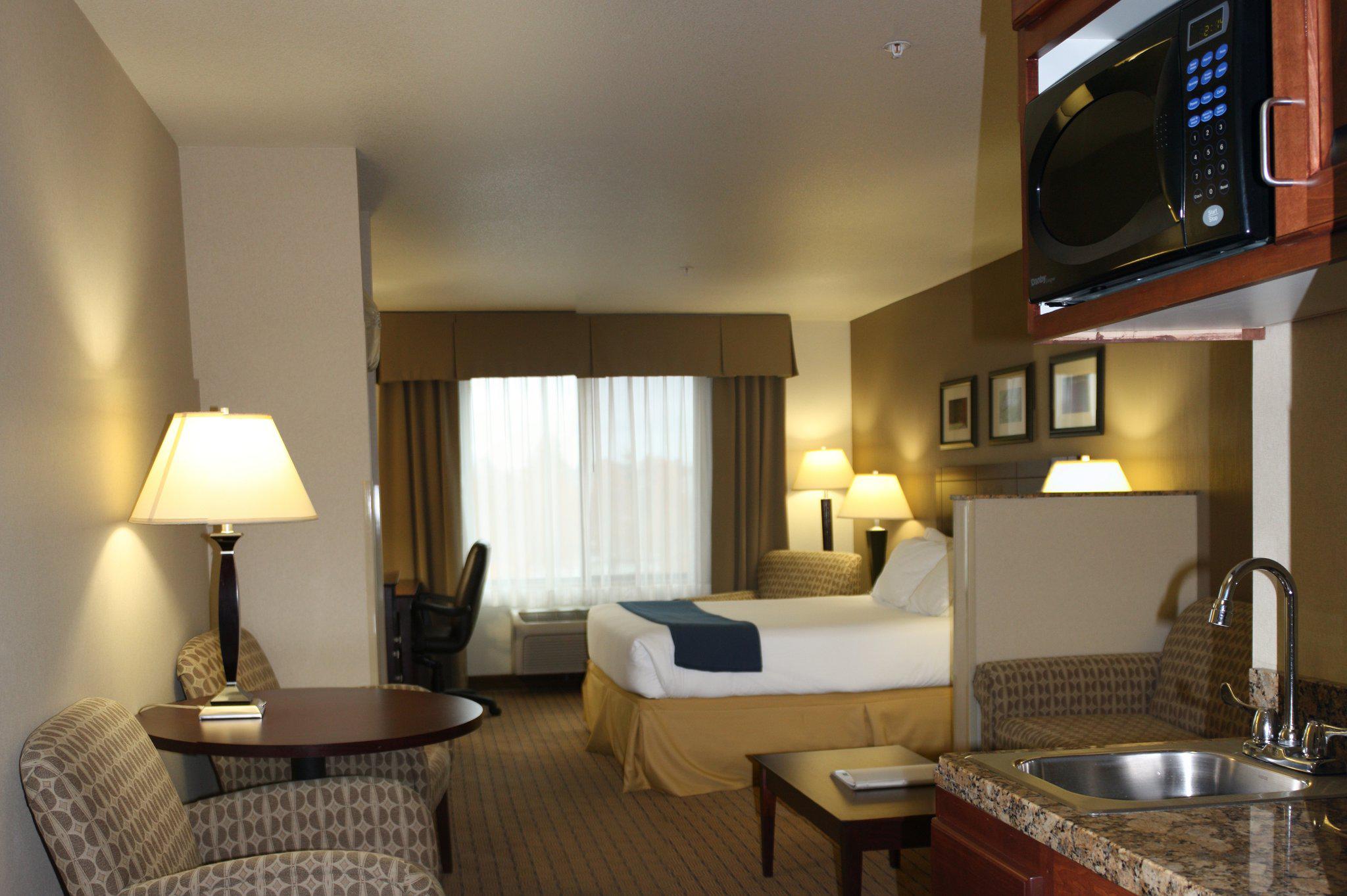 Holiday Inn Express & Suites Vancouver Mall/Portland Area Photo