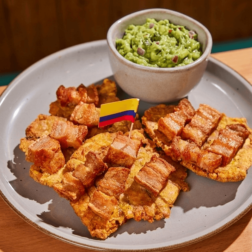 Tostones con guacamole y chicharron
