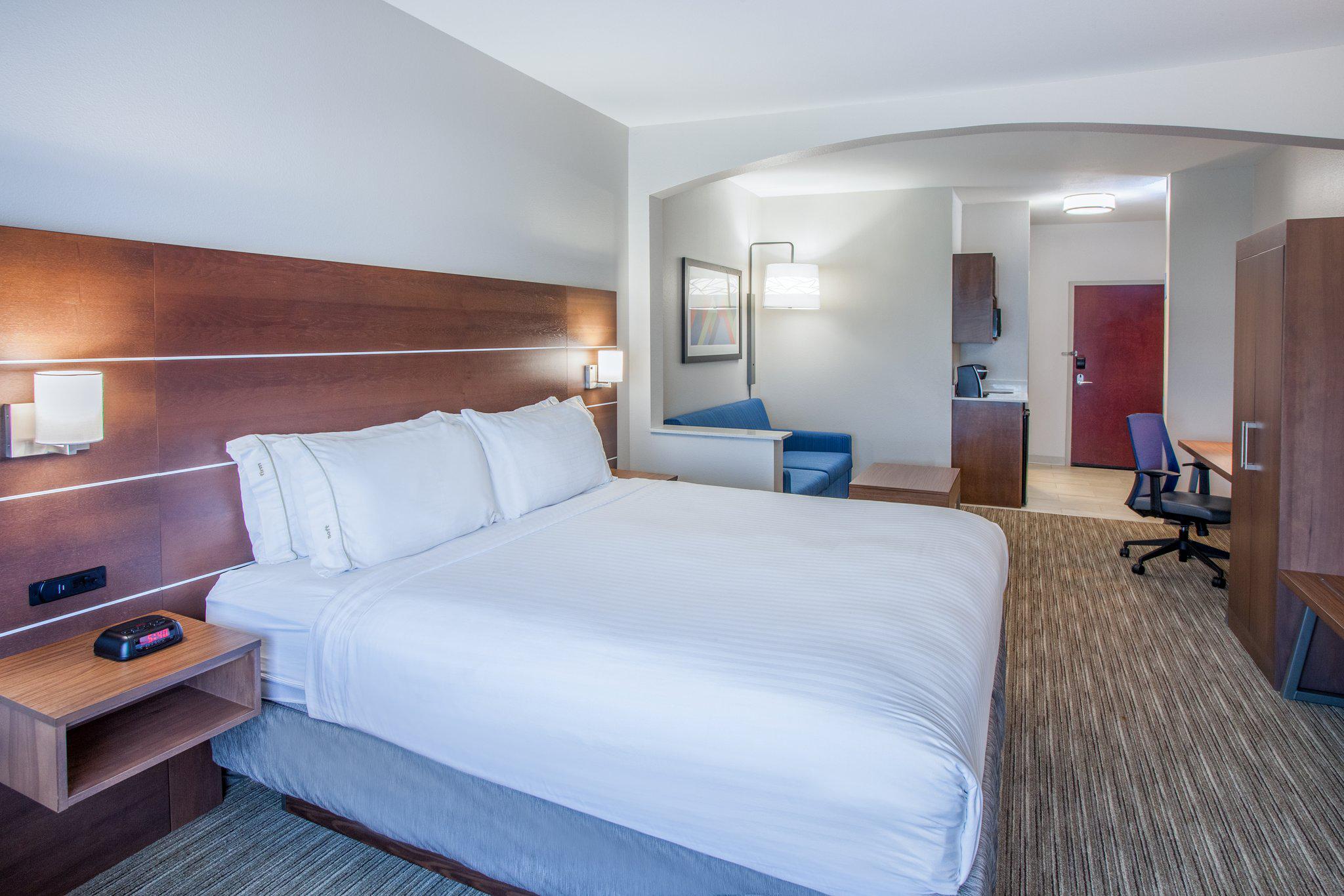 Holiday Inn Express & Suites Texarkana Photo