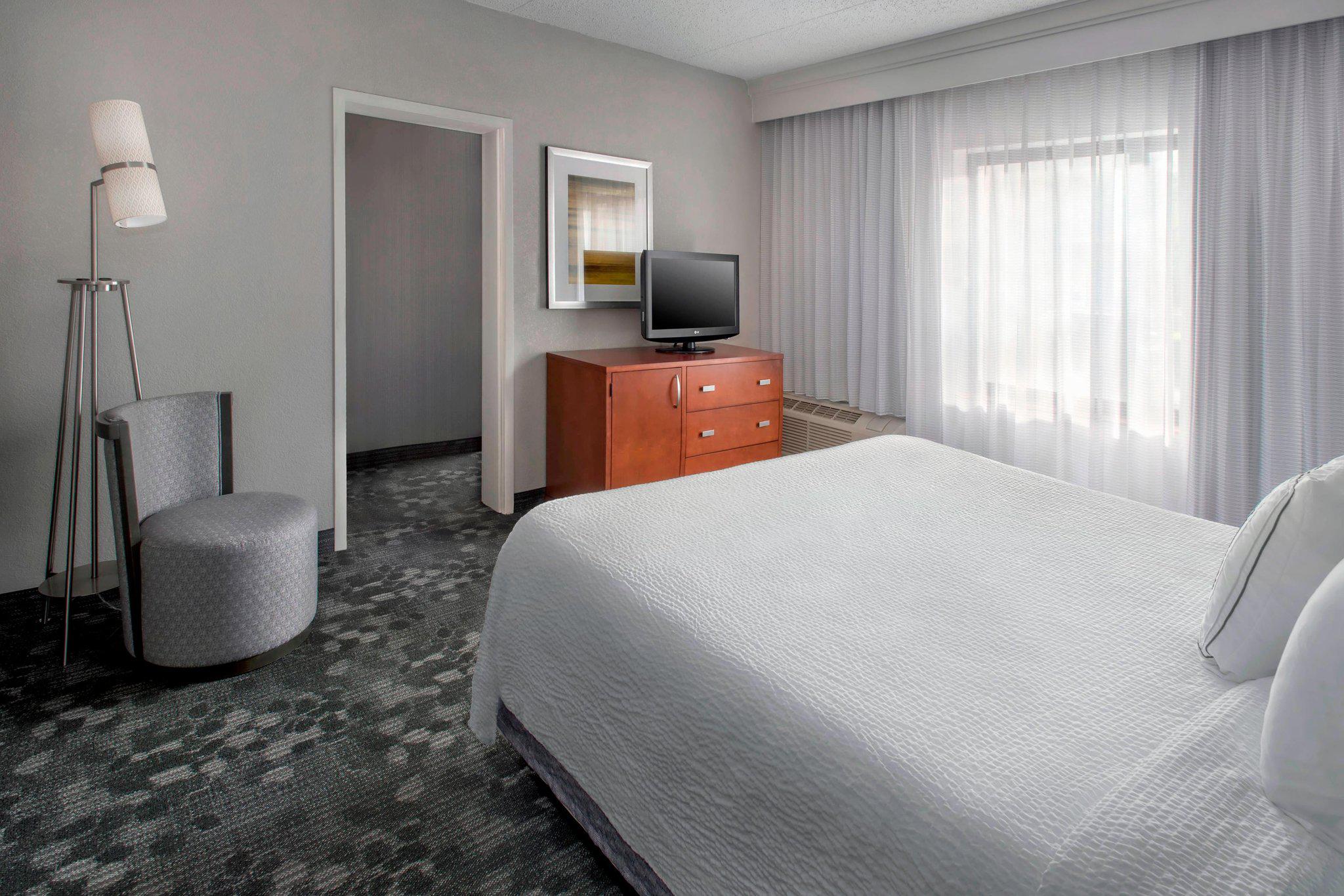 Courtyard by Marriott Newark Liberty International Airport Photo