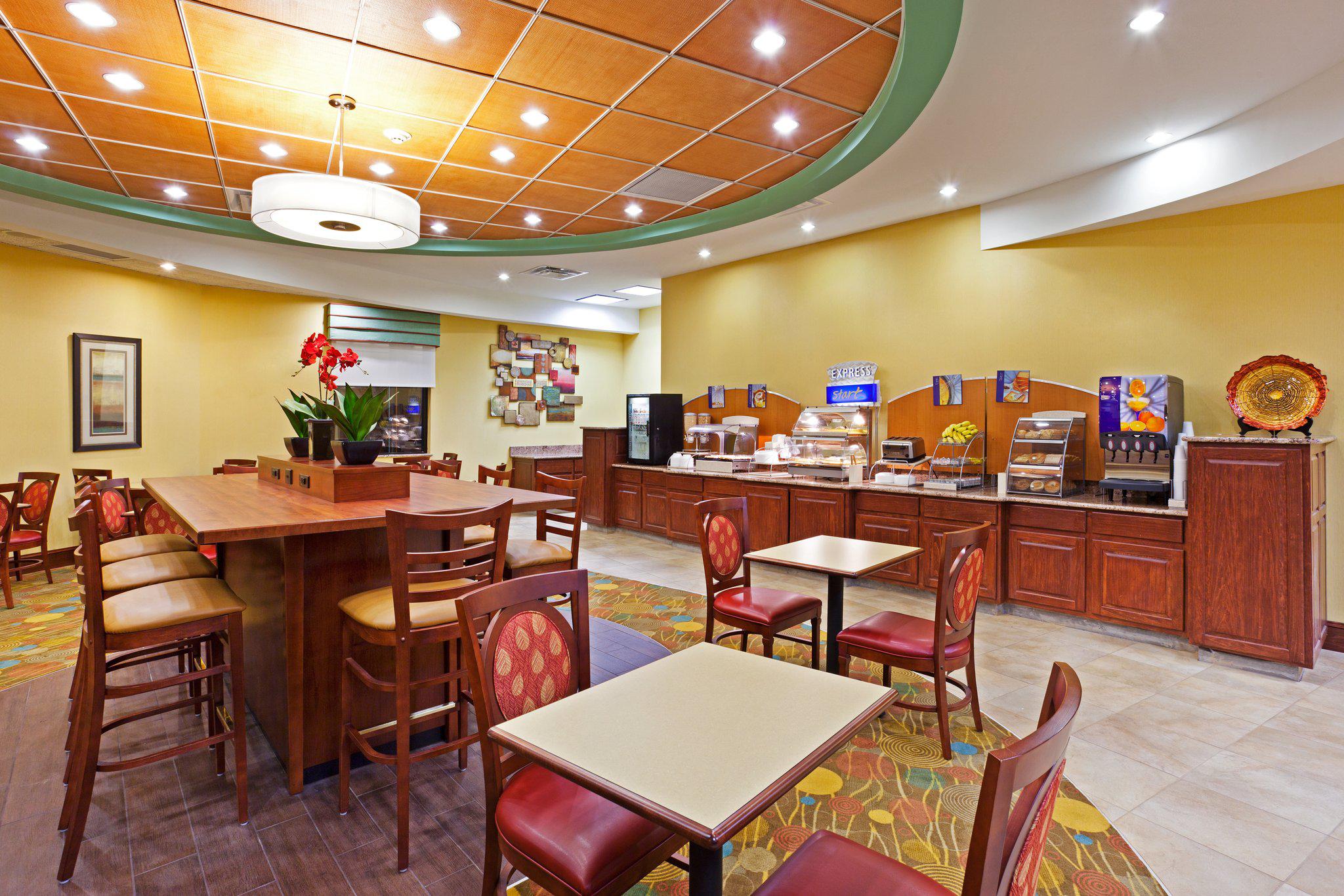 Holiday Inn Express Greensboro-(I-40 @ Wendover) Photo