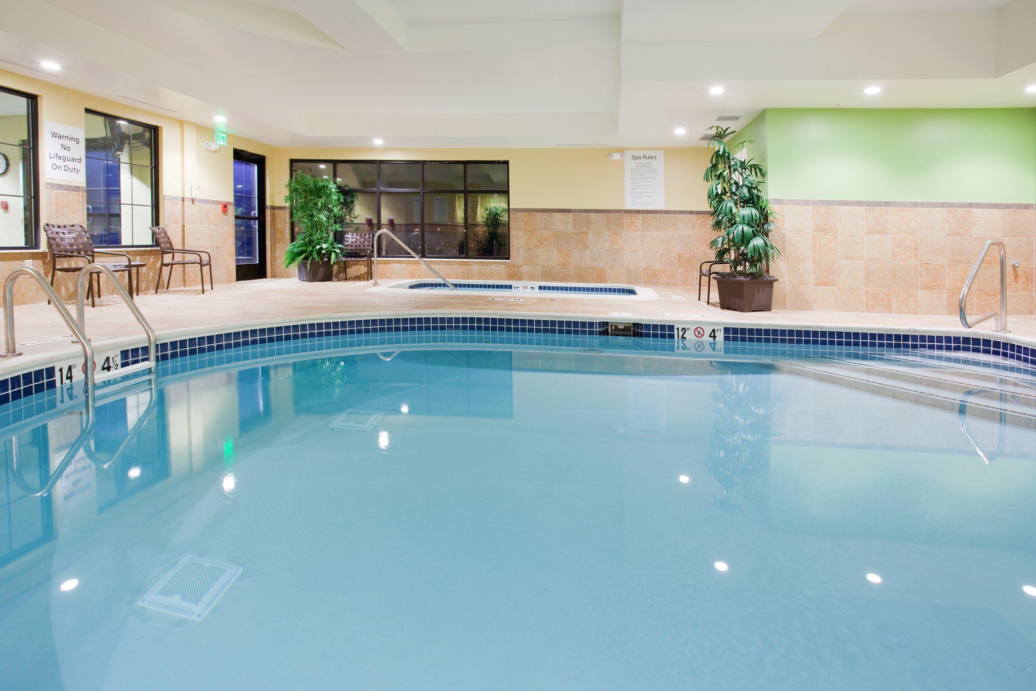 Holiday Inn Express & Suites Denver Airport Photo