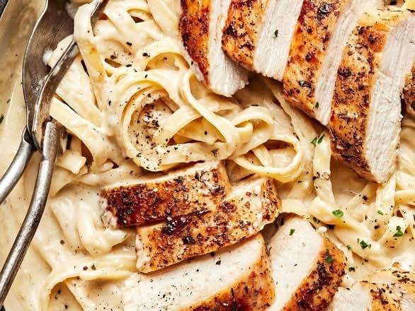 FETTUCINE ALFREDO W/ CHICKEN.