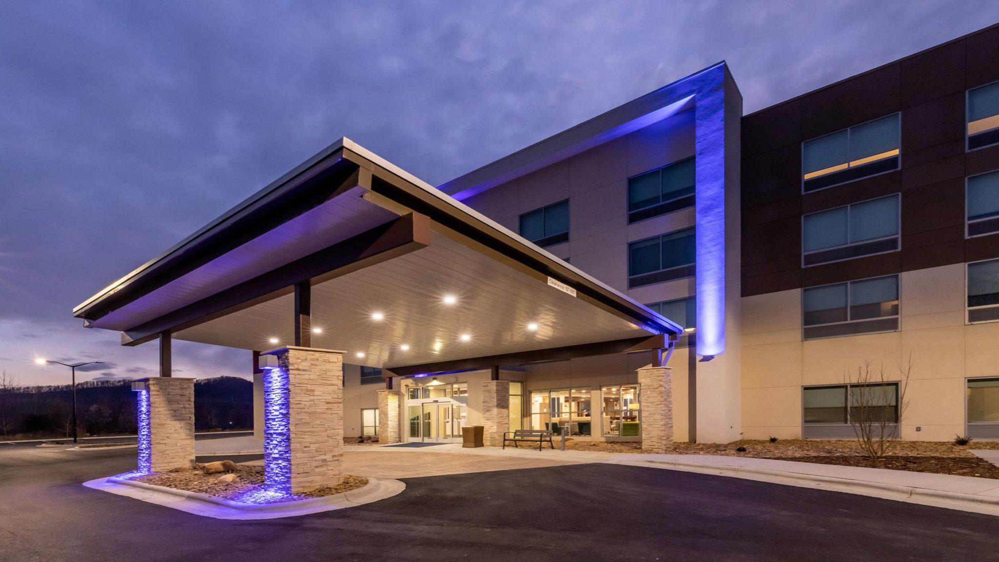 Holiday Inn Express & Suites Marion Photo