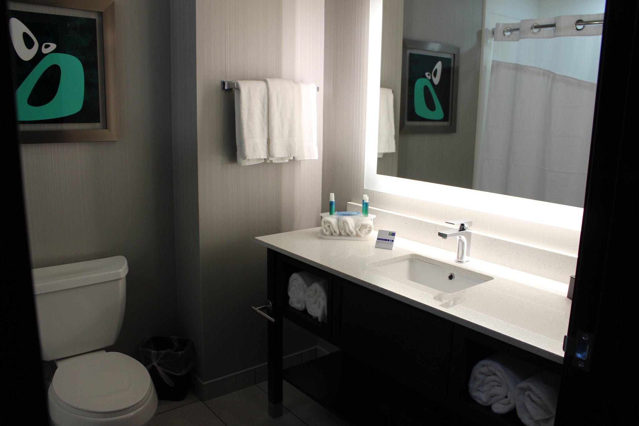 Holiday Inn Express & Suites Shawnee-Kansas City West Photo