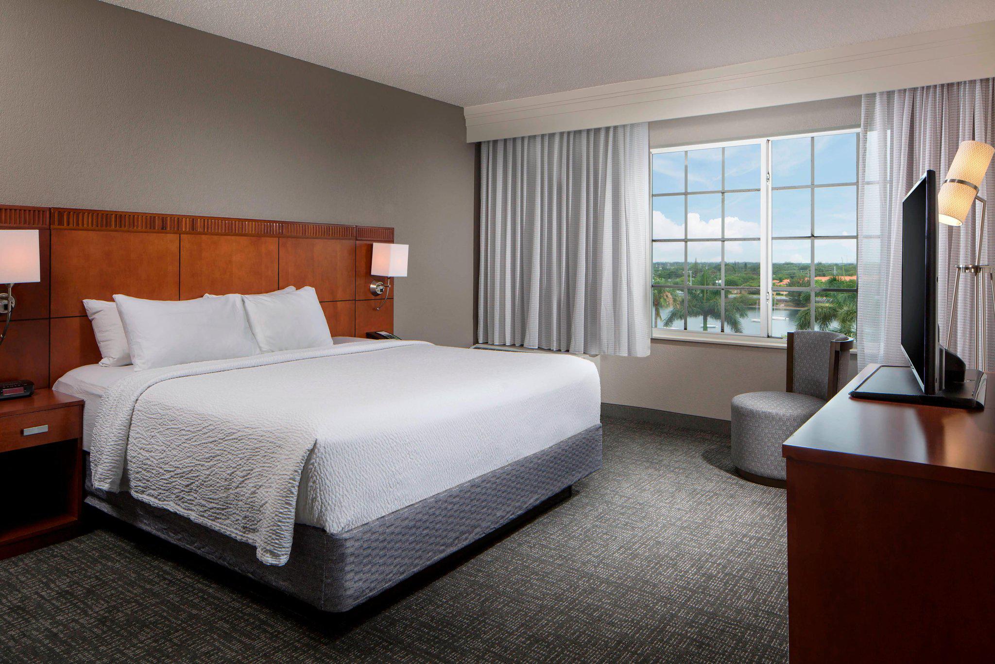 Courtyard by Marriott Fort Lauderdale Airport & Cruise Port Photo