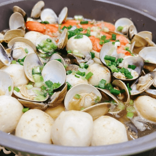 S10. Baby Clams with Rice Clay Pot (Com Hen)