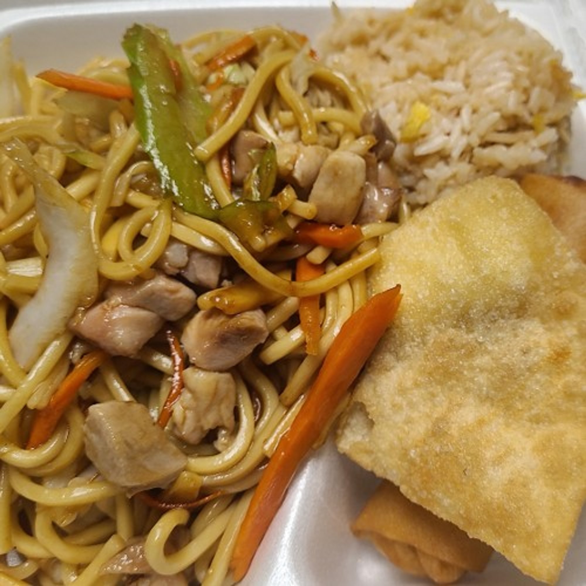 Chicken  Lo Mein special ( includes eggroll,crab rangoon and rice)