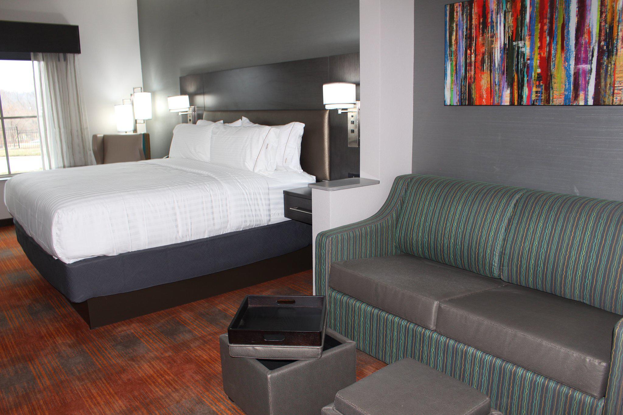 Holiday Inn Express & Suites Shawnee-Kansas City West Photo