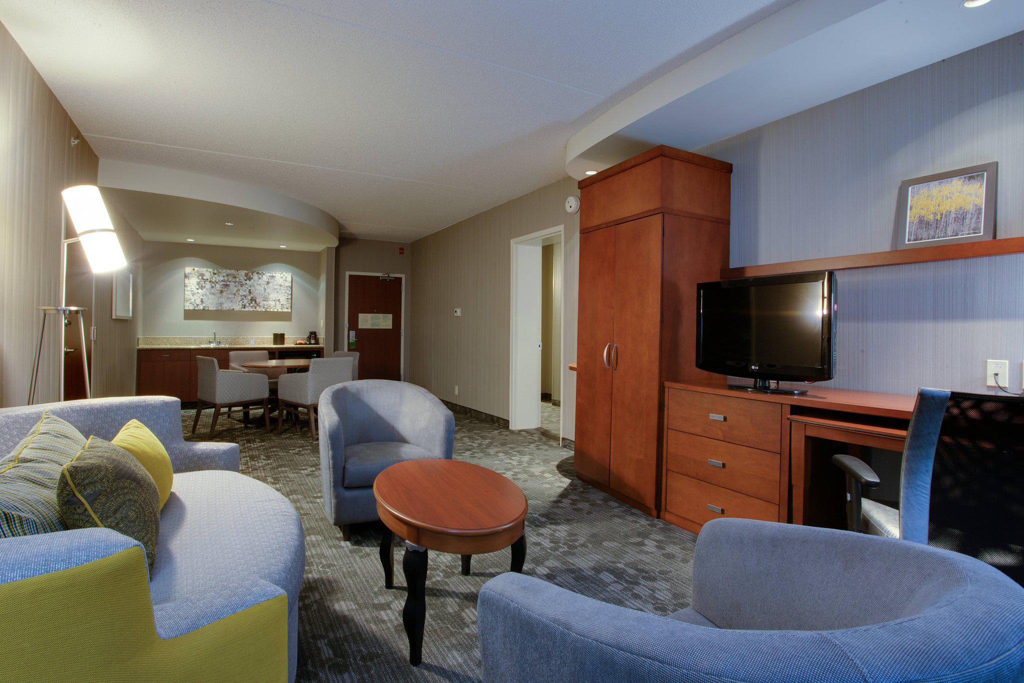 Courtyard by Marriott Republic Airport Long Island/Farmingdale Photo