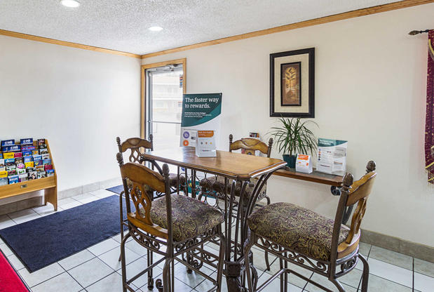 Images Rodeway Inn West Dodge