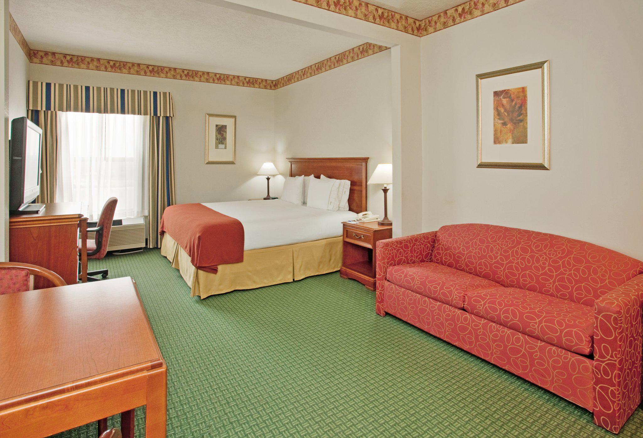 Holiday Inn Express & Suites Batesville Photo