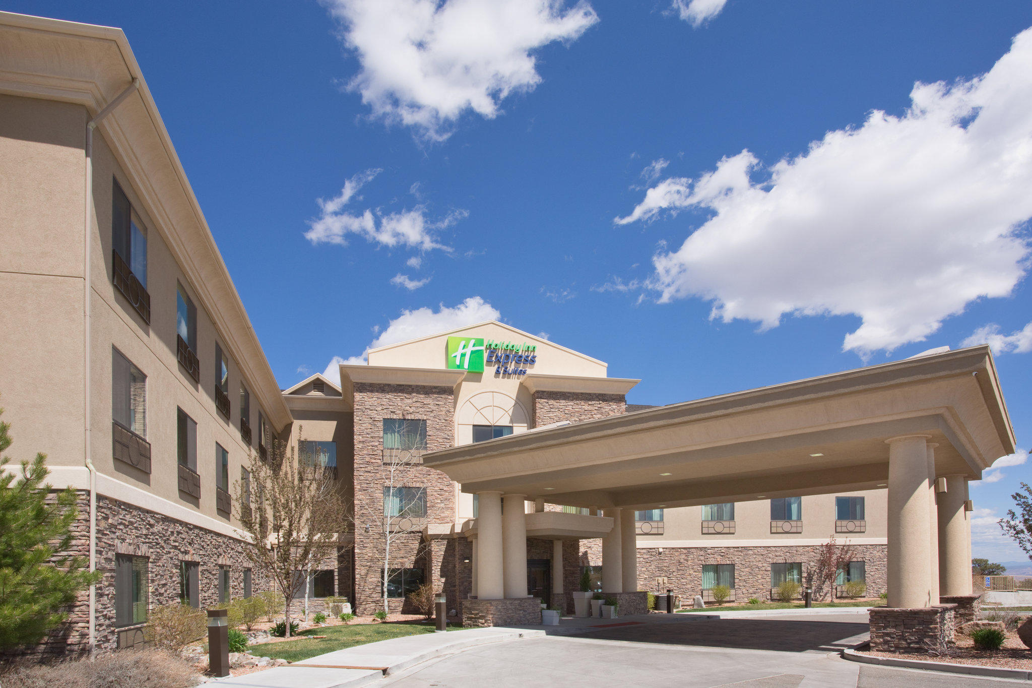 Holiday Inn Express & Suites Los Alamos Entrada Park Photo