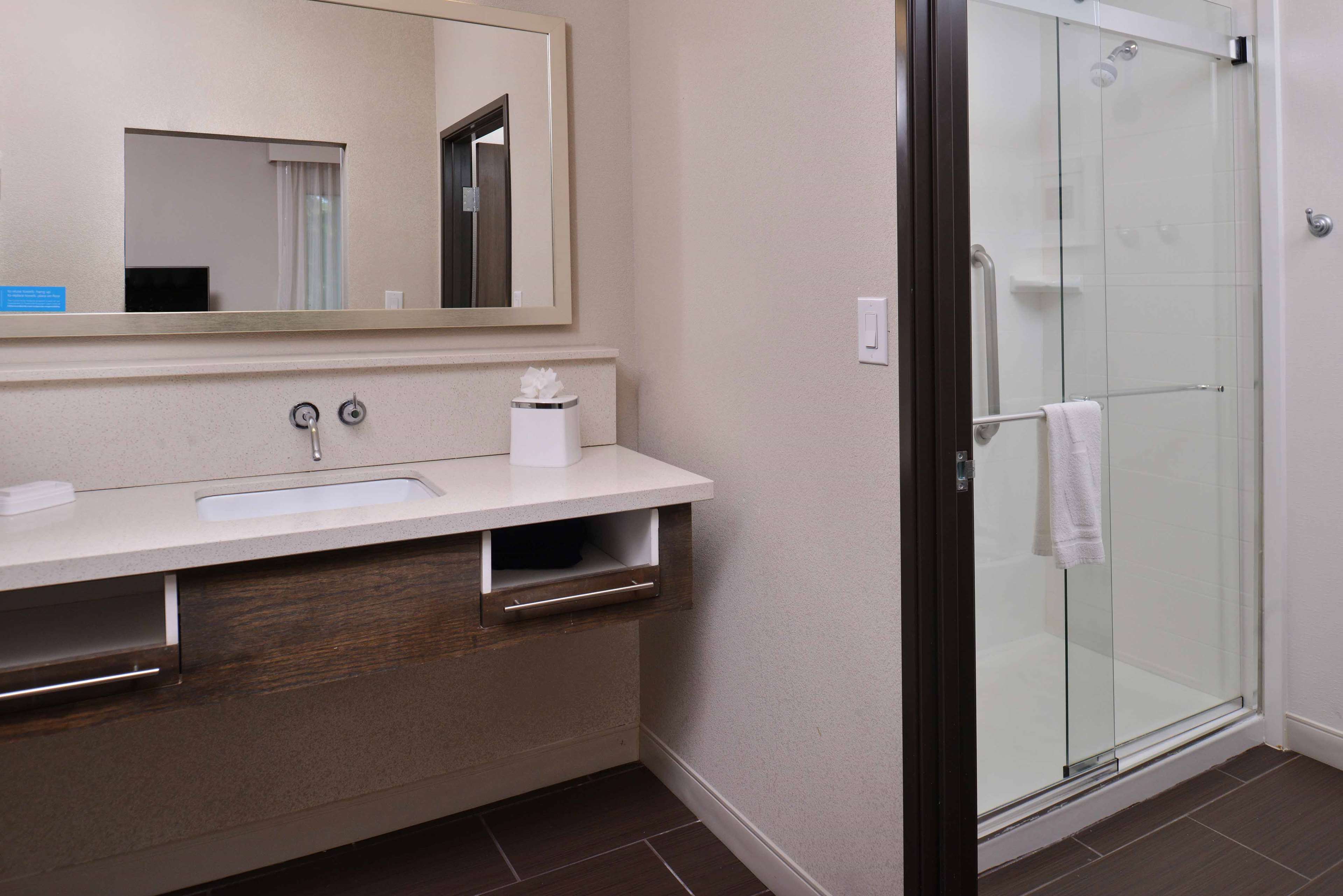 Guest room bath